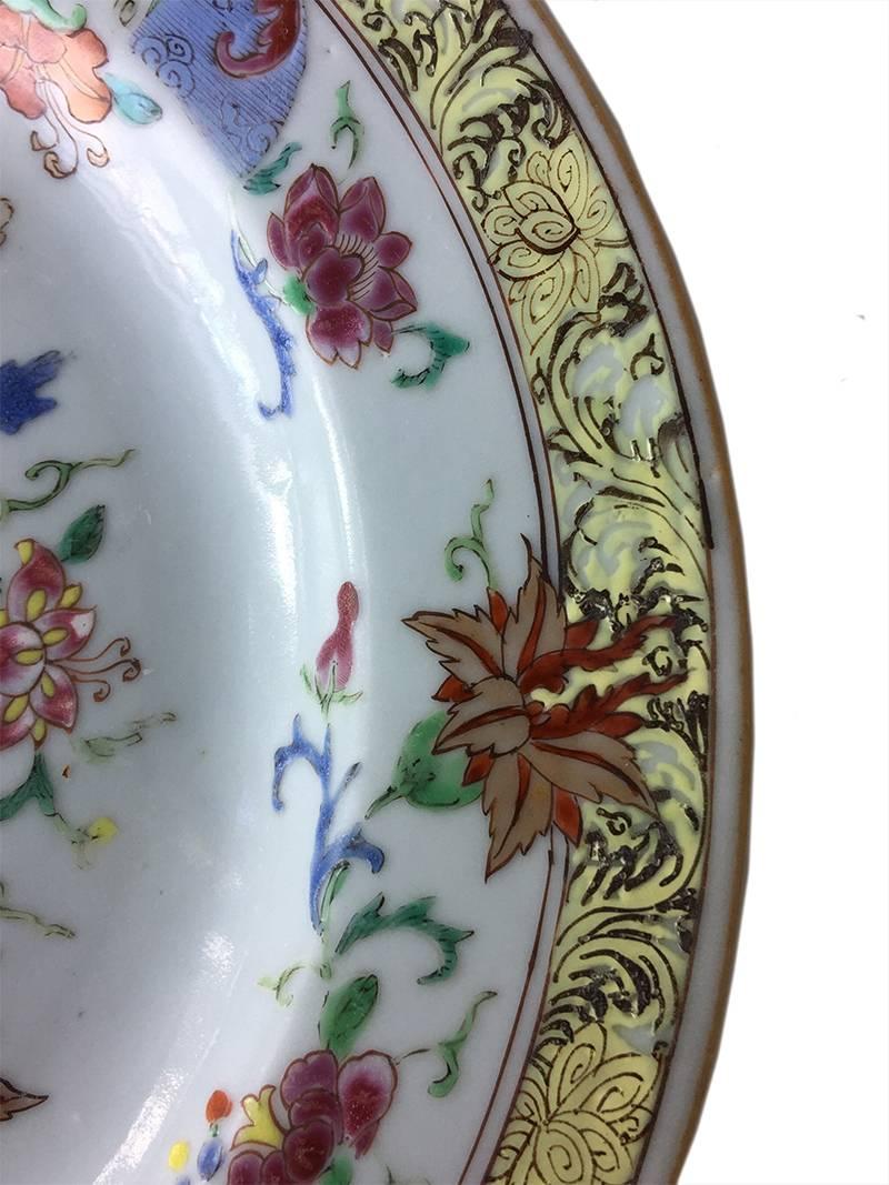XVIIIe siècle et antérieur Assiette chinoise ancienne en porcelaine Fencai du 18ème siècle, Kangxi en vente
