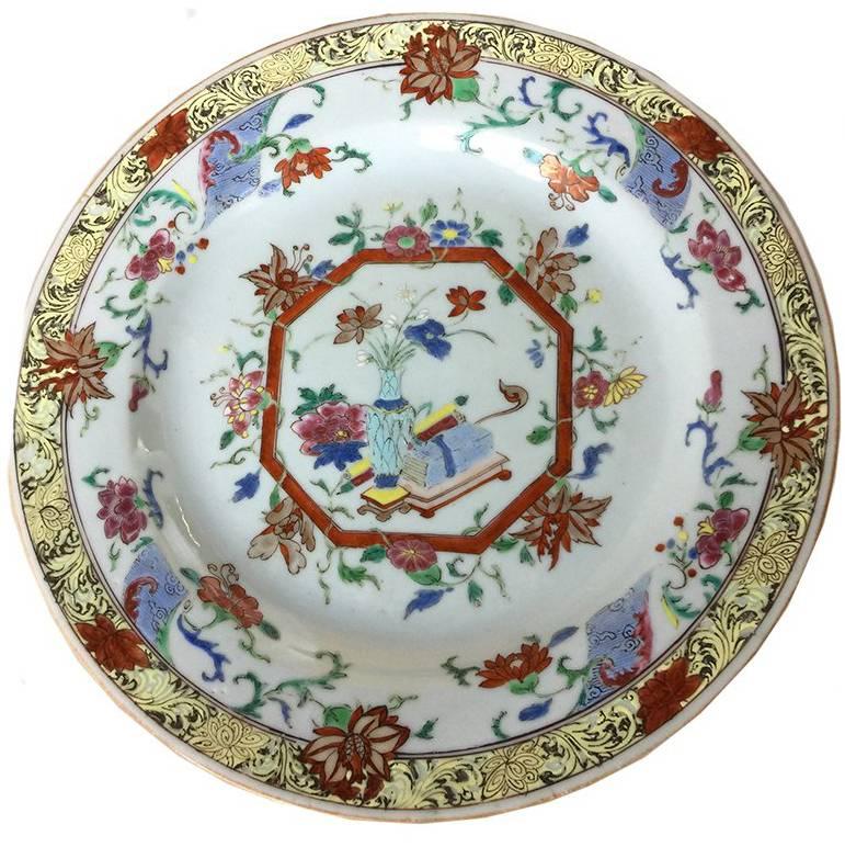 Assiette chinoise ancienne en porcelaine Fencai du 18ème siècle, Kangxi