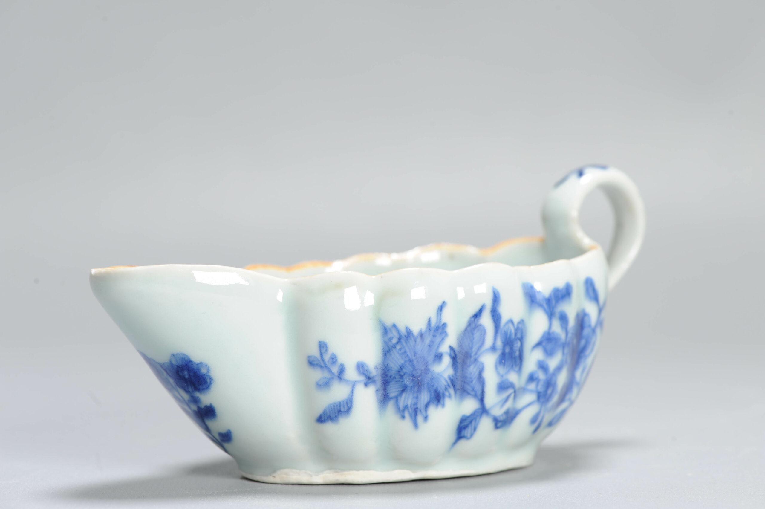 Chinois Sauceboat chinois ancien du 18ème siècle à fleurs bleues et blanches en vente