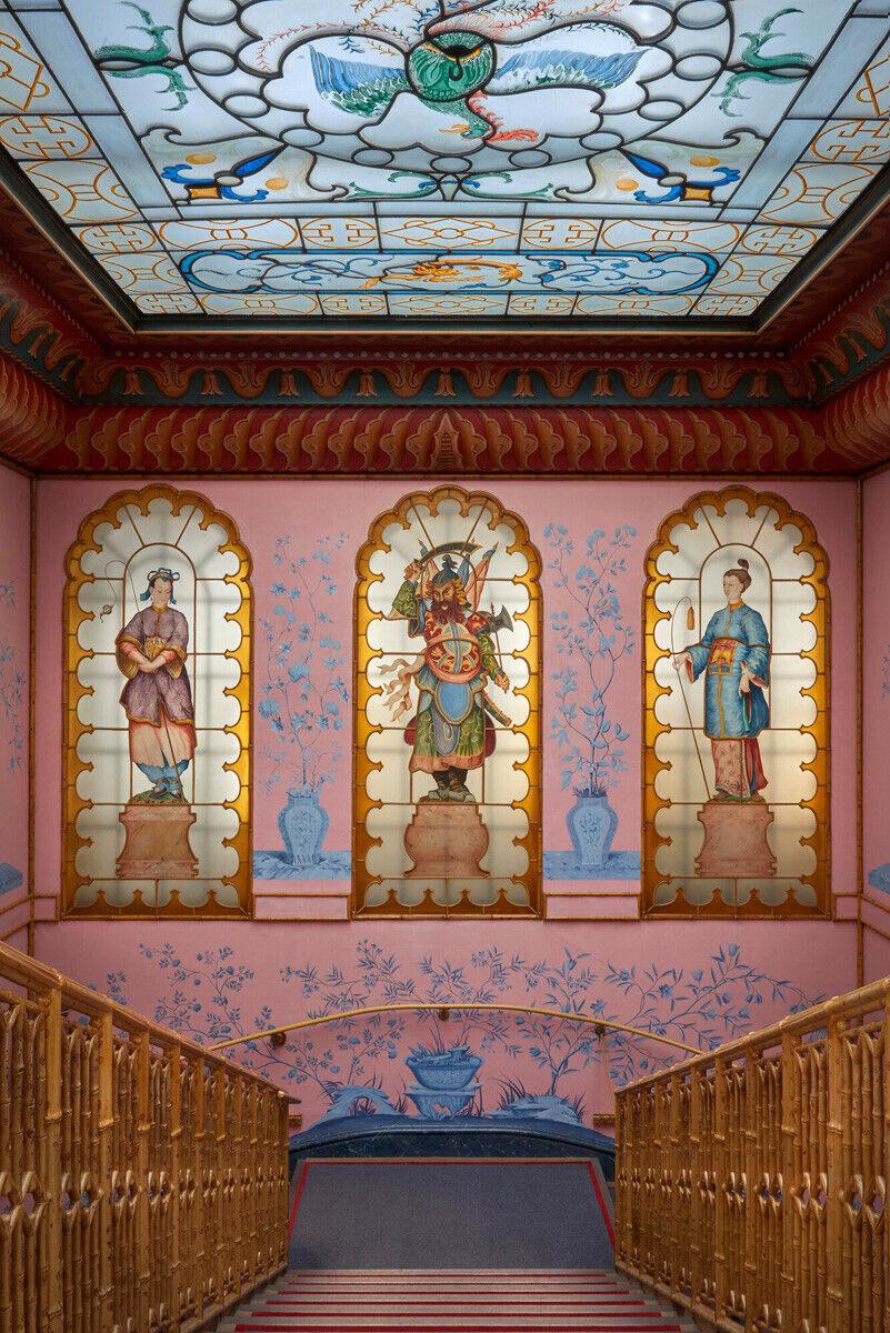 Cinese Antico piatto in porcellana cinese del XVIII secolo con sovradecorazioni in stile Regency in vendita