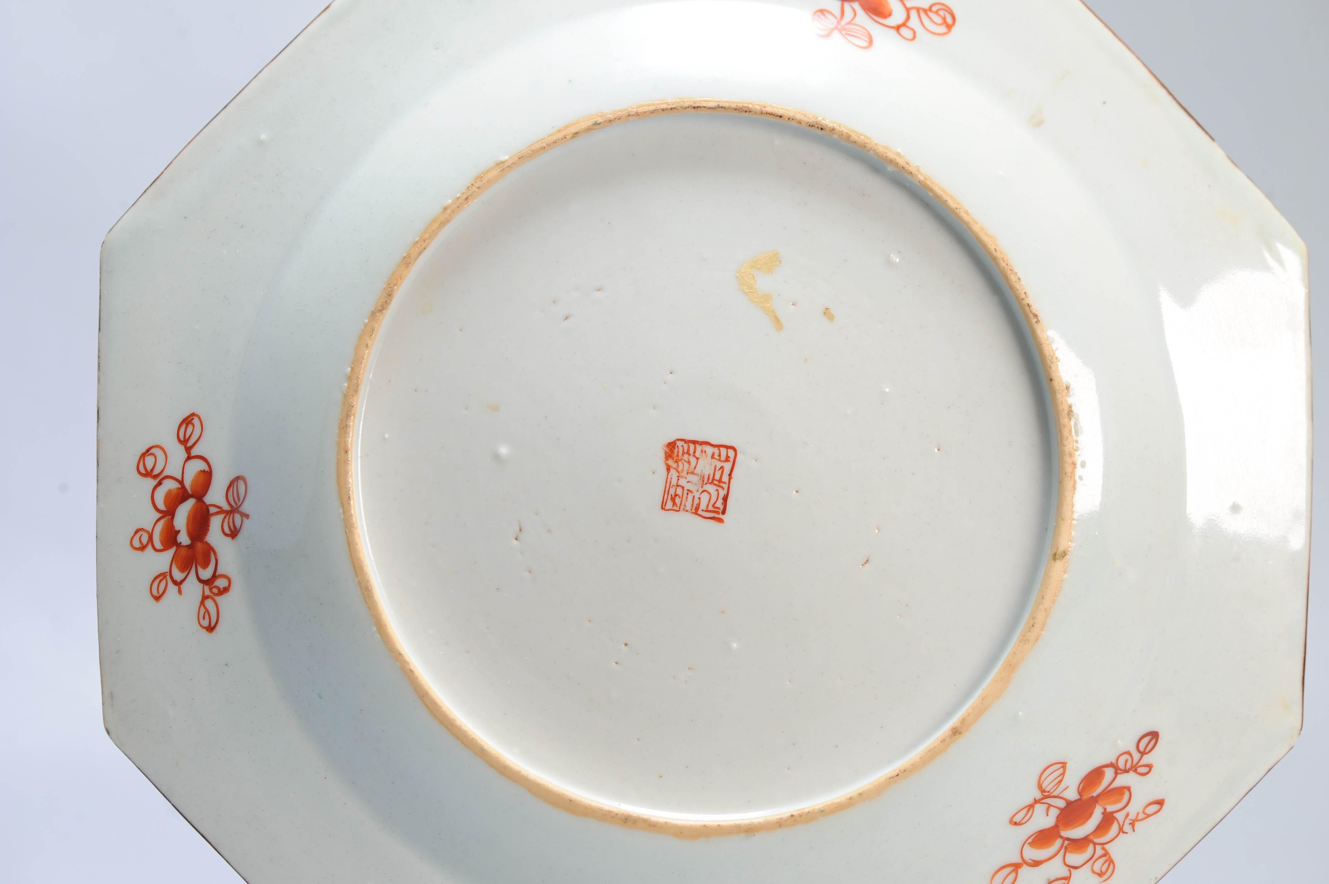 Cinese Antico piatto in porcellana cinese del XVIII secolo con sovradecorazioni in stile Regency in vendita
