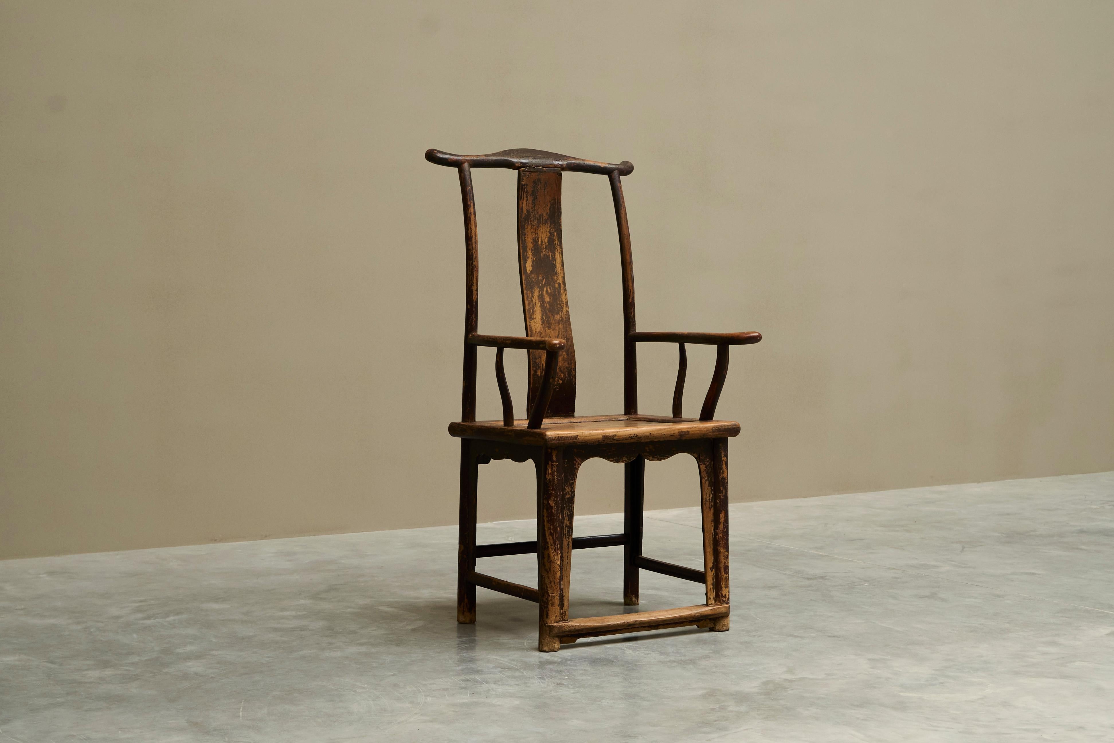 Antiker chinesischer Sessel mit Jochrücken aus lackiertem Birnbaumholz, 18.

Ein wunderschöner antiker chinesischer Sessel mit Jochlehne aus dem 18. Jahrhundert. Ein bemerkenswertes Design - typisch chinesisch und von monumentalen Ausmaßen. Es hätte