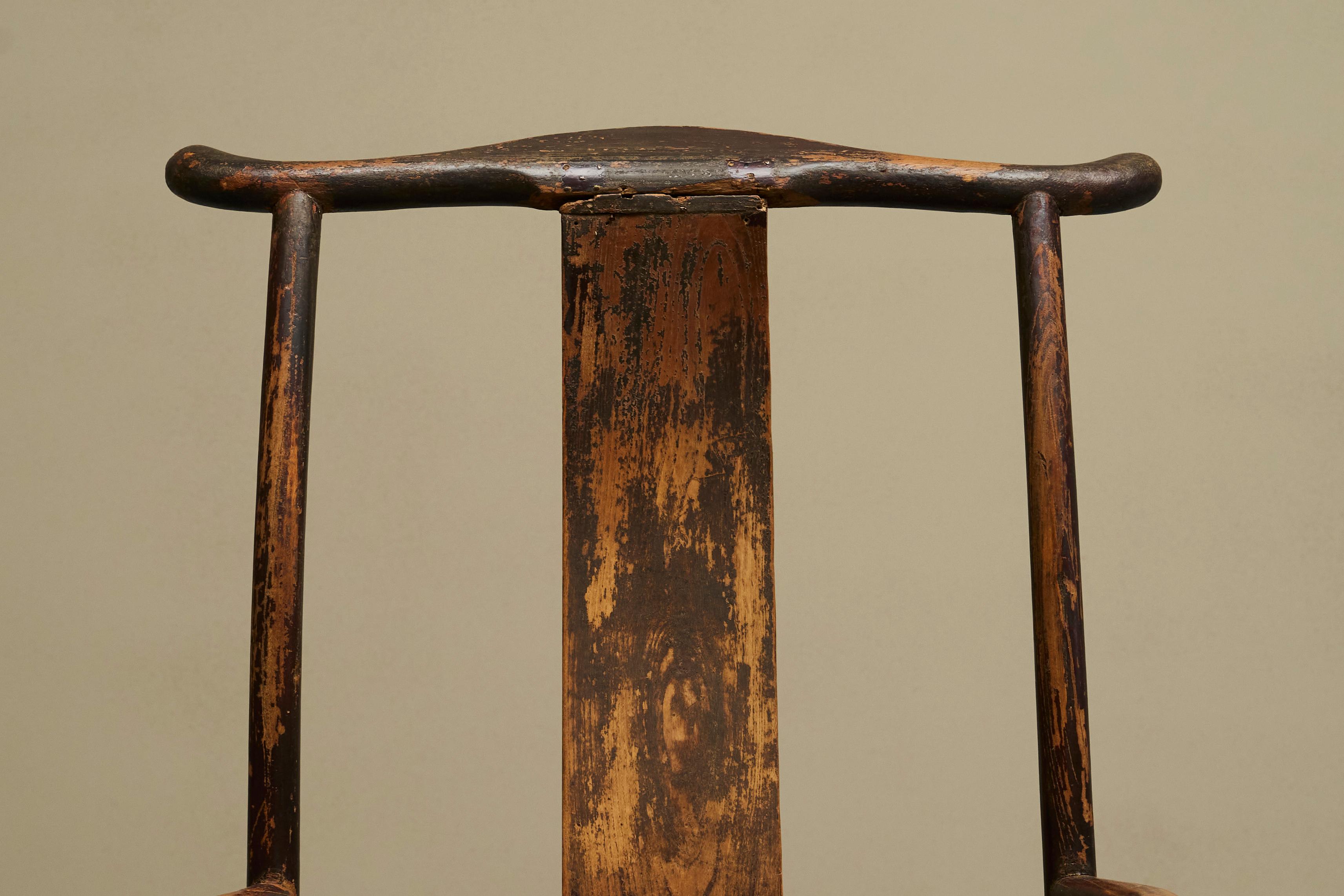 Antiker chinesischer Sessel mit Jochrücken aus lackiertem Birnbaumholz aus dem 18. (Handgefertigt) im Angebot