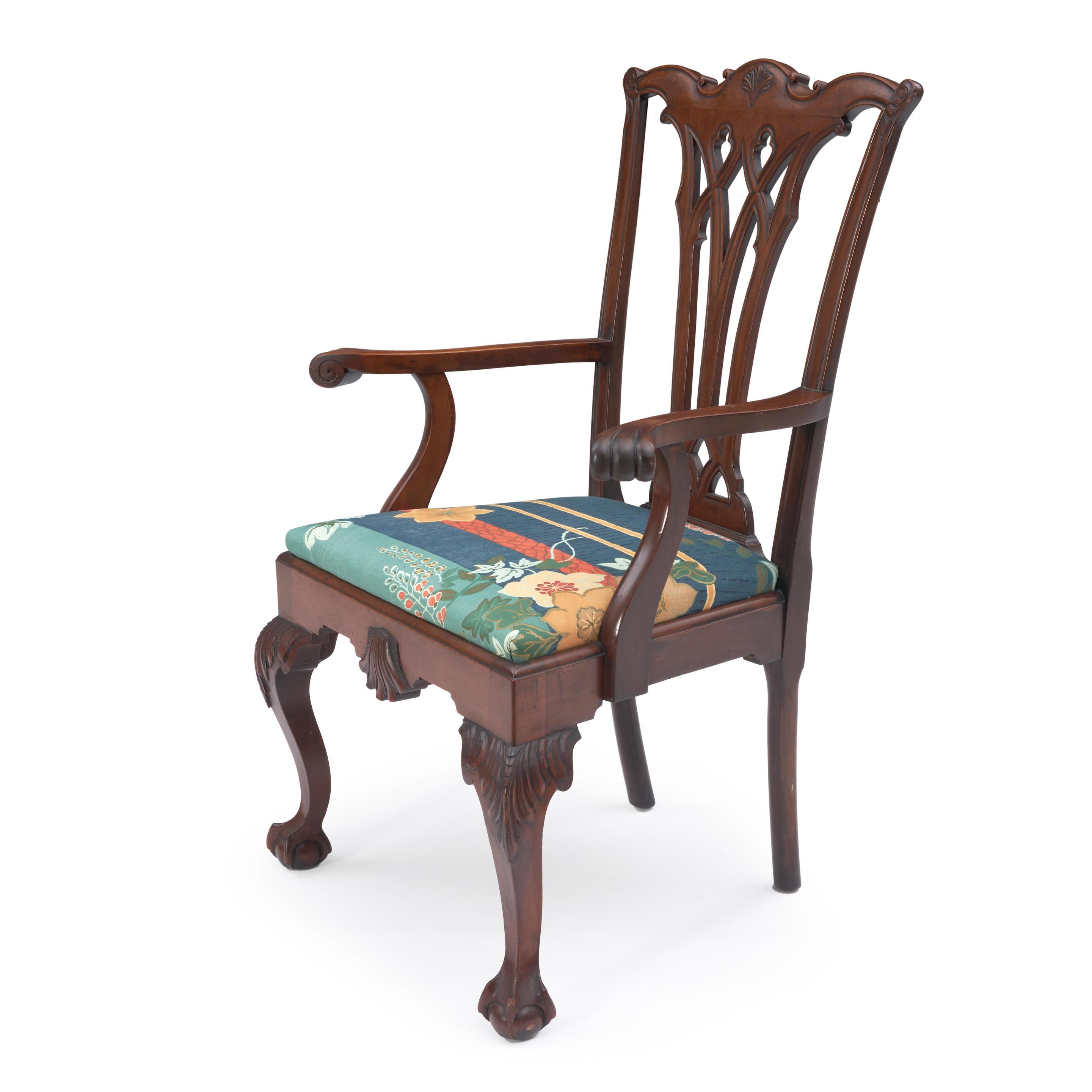 Geschnitzter Mahagoni-Sessel im Chippendale-Stil mit geschnitzten Knien, Klauen- und Kugelfüßen und einer durchbrochenen vasiformen Rückenlehne, ein großer Stuhl und sehr bequem zum Sitzen. 
Ht. 40, Wd. 26, Dp. 20 in.
