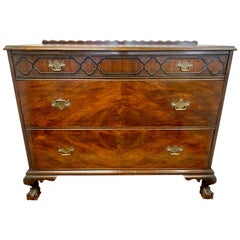 Ancienne commode Chippendale du 18ème siècle en acajou à boules et griffes