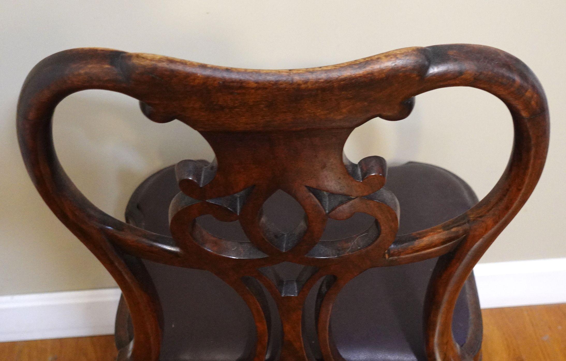 Ancienne chaise d'appoint en noyer Chippendale du 18e siècle Noyer brûlé en vente 4
