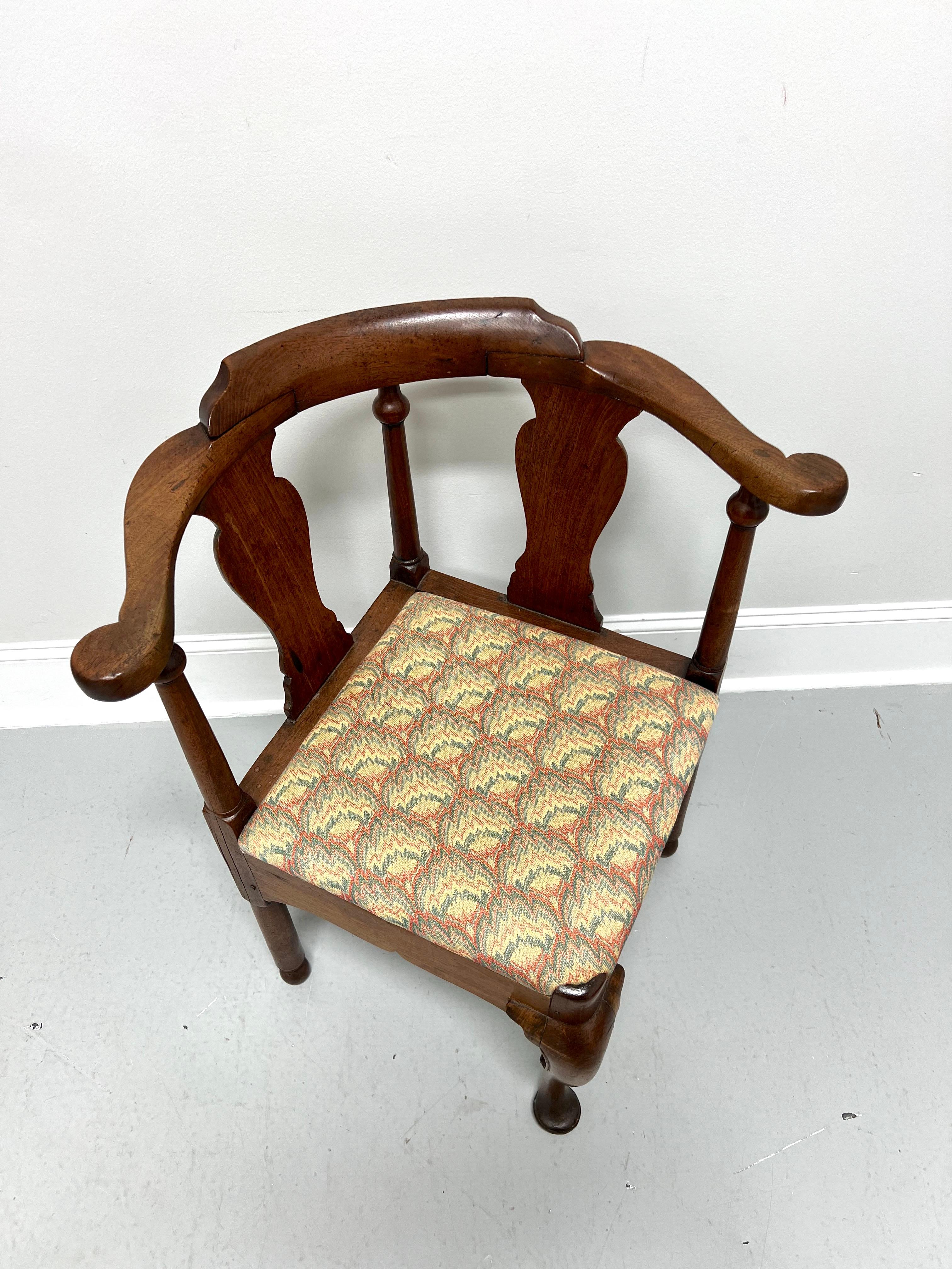 Ancienne chaise d'angle du 18e siècle de style Coloni américain. Fabriqué à la main en noyer massif, dossier sculpté avec poteaux tournés, siège rembourré en tissu au point de flamme, tablier sculpté, pied central avant en cabriole avec pied en pad,