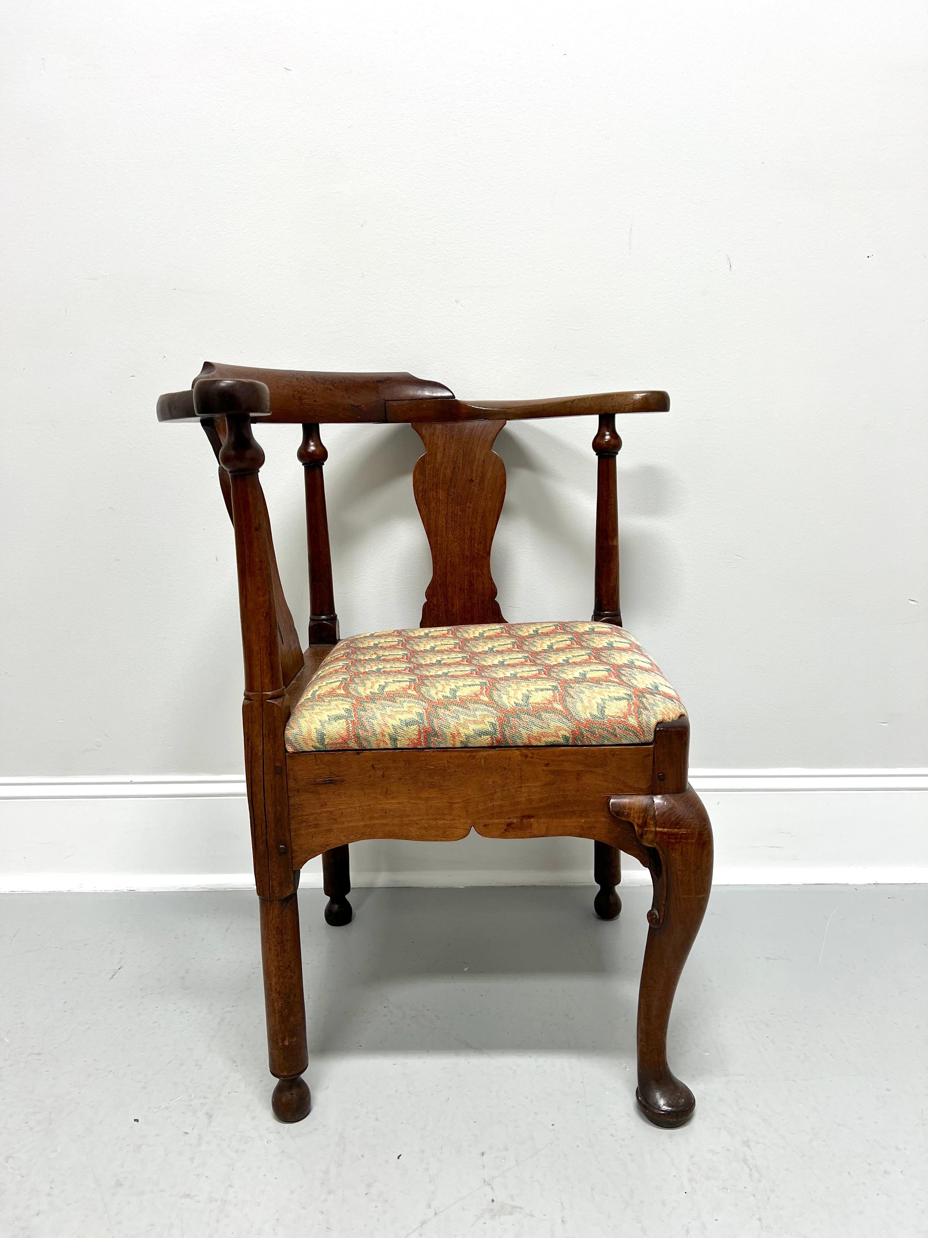 Antique 18th Century Circa 1750 American Colonial Walnut Corner Chair In Good Condition For Sale In Charlotte, NC