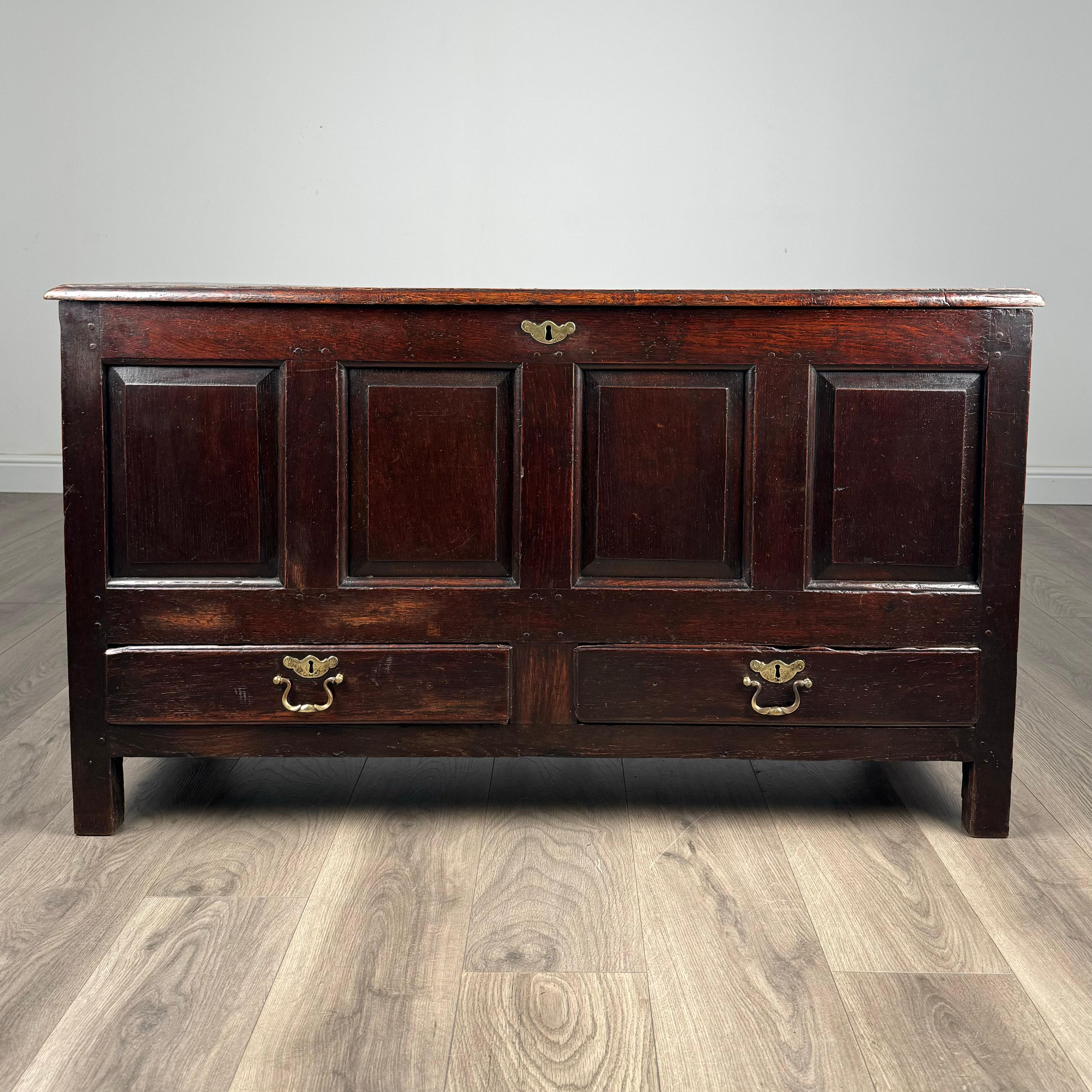 Transportez votre espace de vie dans une époque révolue avec cet exquis coffret en chêne du XVIIIe siècle, fabriqué vers 1790, d'une beauté durable et d'une qualité exceptionnelle. Ce meuble remarquable ne manquera pas d'ajouter une touche de charme