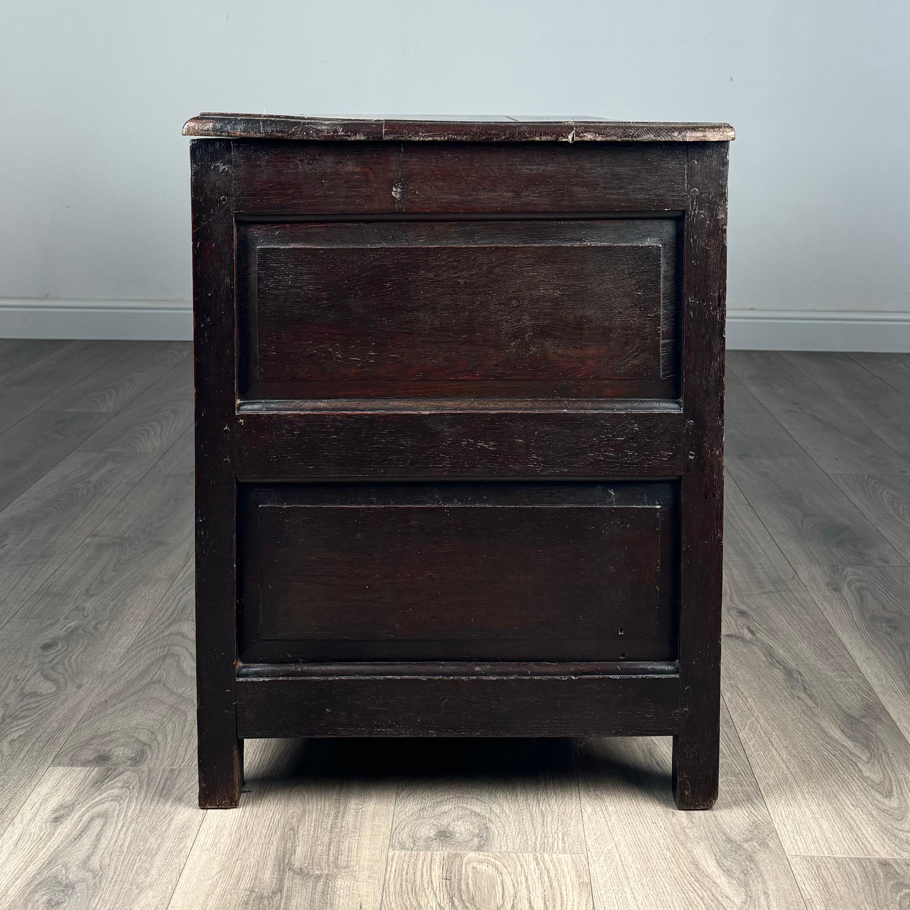 XVIIIe siècle et antérieur Ancienne commode/mule en chêne du 18ème siècle (REF AF-3195) en vente