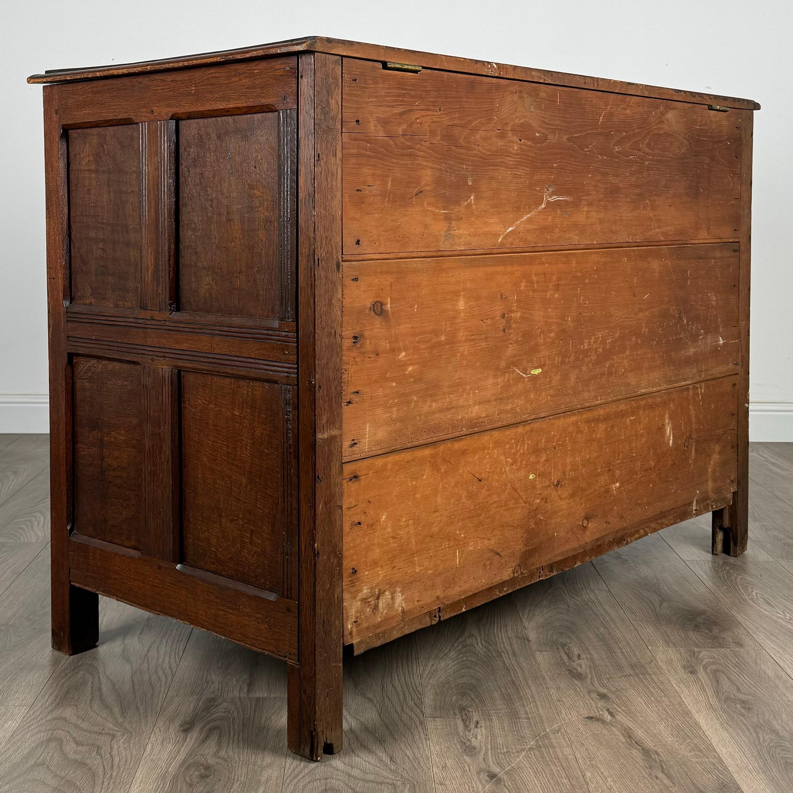 Fino al XVIII secolo Antico forziere del XVIII secolo di dimensioni insolite in Oak ( REF AFS-3338 ) in vendita