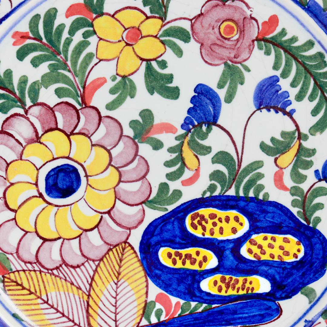 Antiguo Plato Floral de Cerámica Holandesa de Delft De Klaauw del Siglo XVIII en venta 3