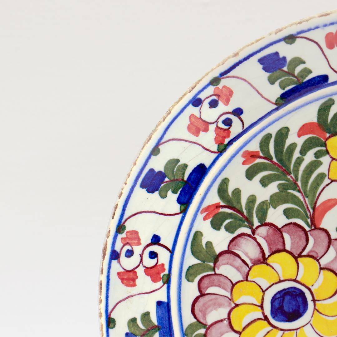 Antiguo Plato Floral de Cerámica Holandesa de Delft De Klaauw del Siglo XVIII en venta 1