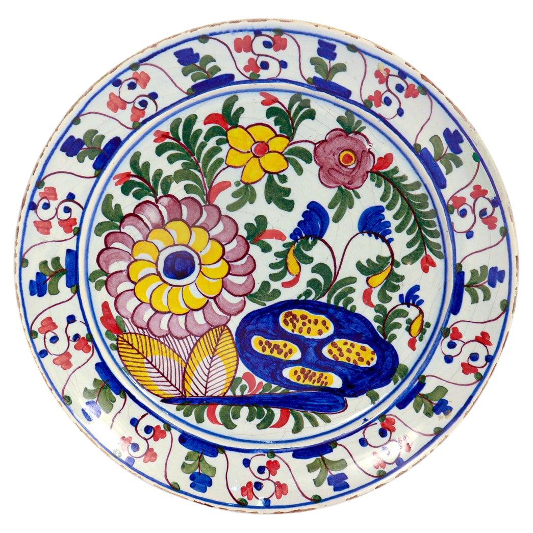 Ancienne assiette florale en poterie hollandaise de Delft du 18e siècle De Klaauw en vente