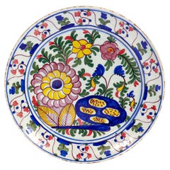 Ancienne assiette florale en poterie hollandaise de Delft du 18e siècle De Klaauw