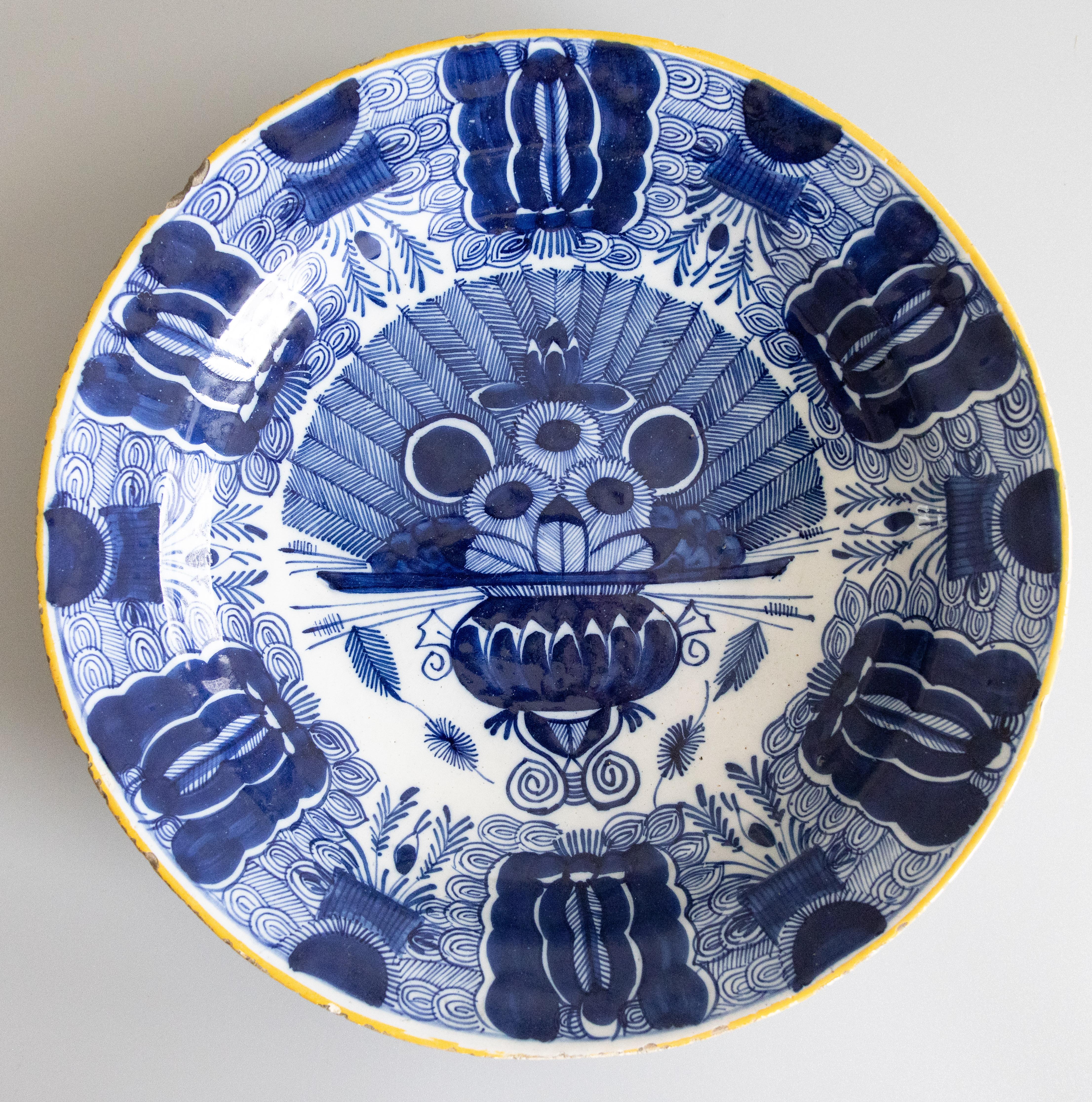 Cargador de pavo real antiguo de loza de Delft del siglo XVIII Al fuego en venta