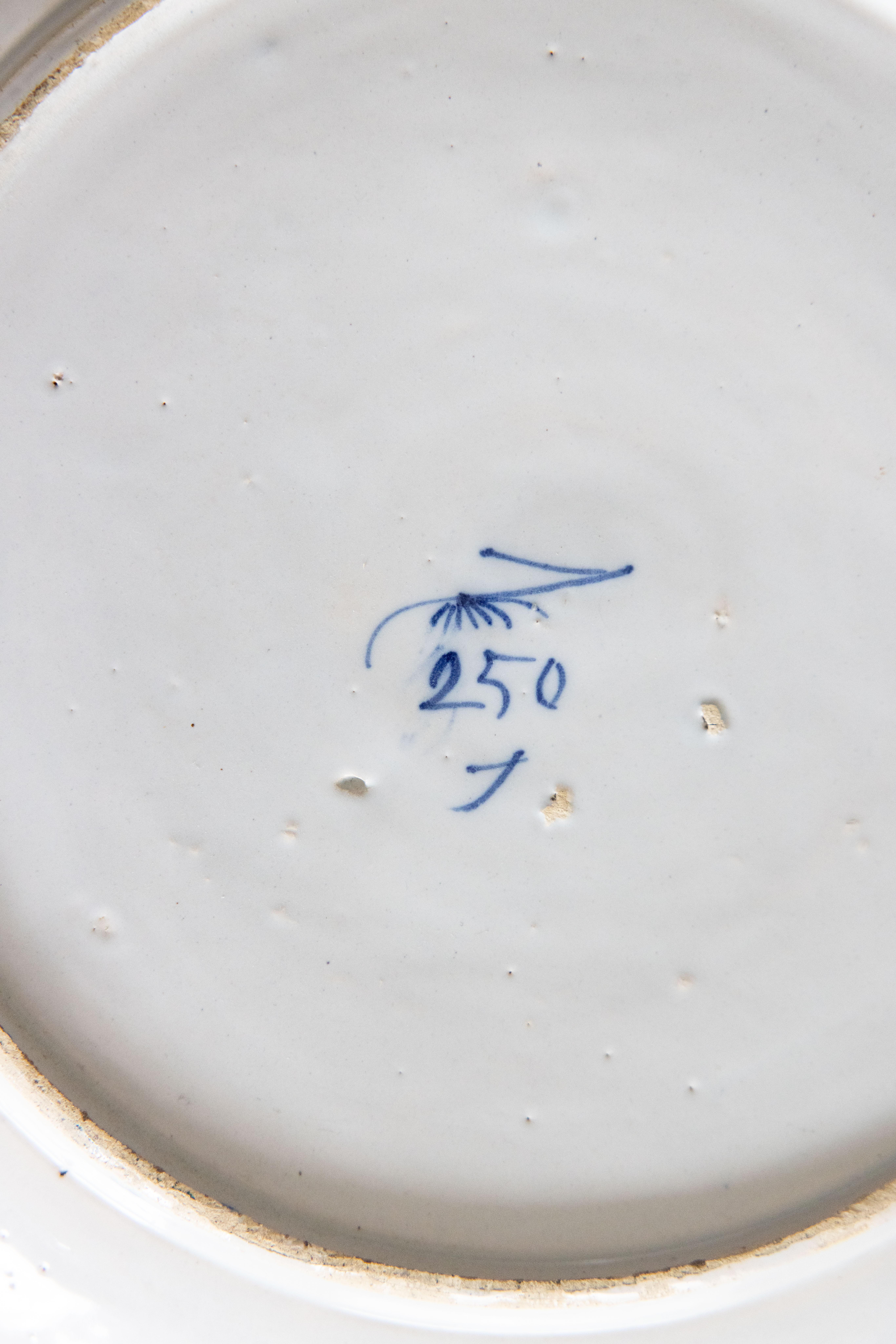 Cargador de pavo real antiguo de loza de Delft del siglo XVIII en venta 1