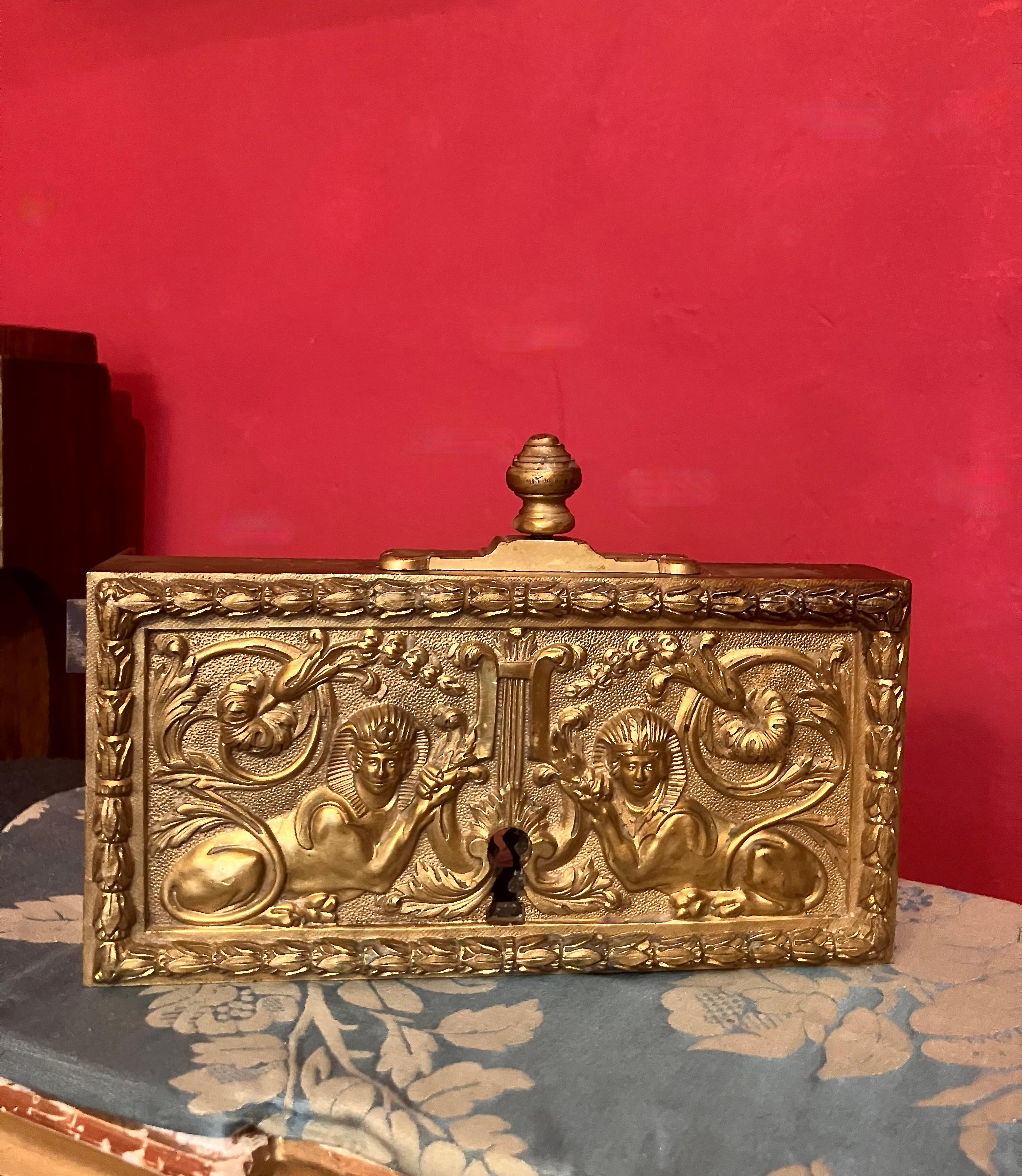 Cette précieuse serrure en bronze doré au mercure et minutieusement ciselée de sphinx et de motifs feuillagés date du XVIIIe siècle, époque Louis XVI.
Elle servait probablement de porte à un ancien palais ou château français. Aujourd'hui, elle peut
