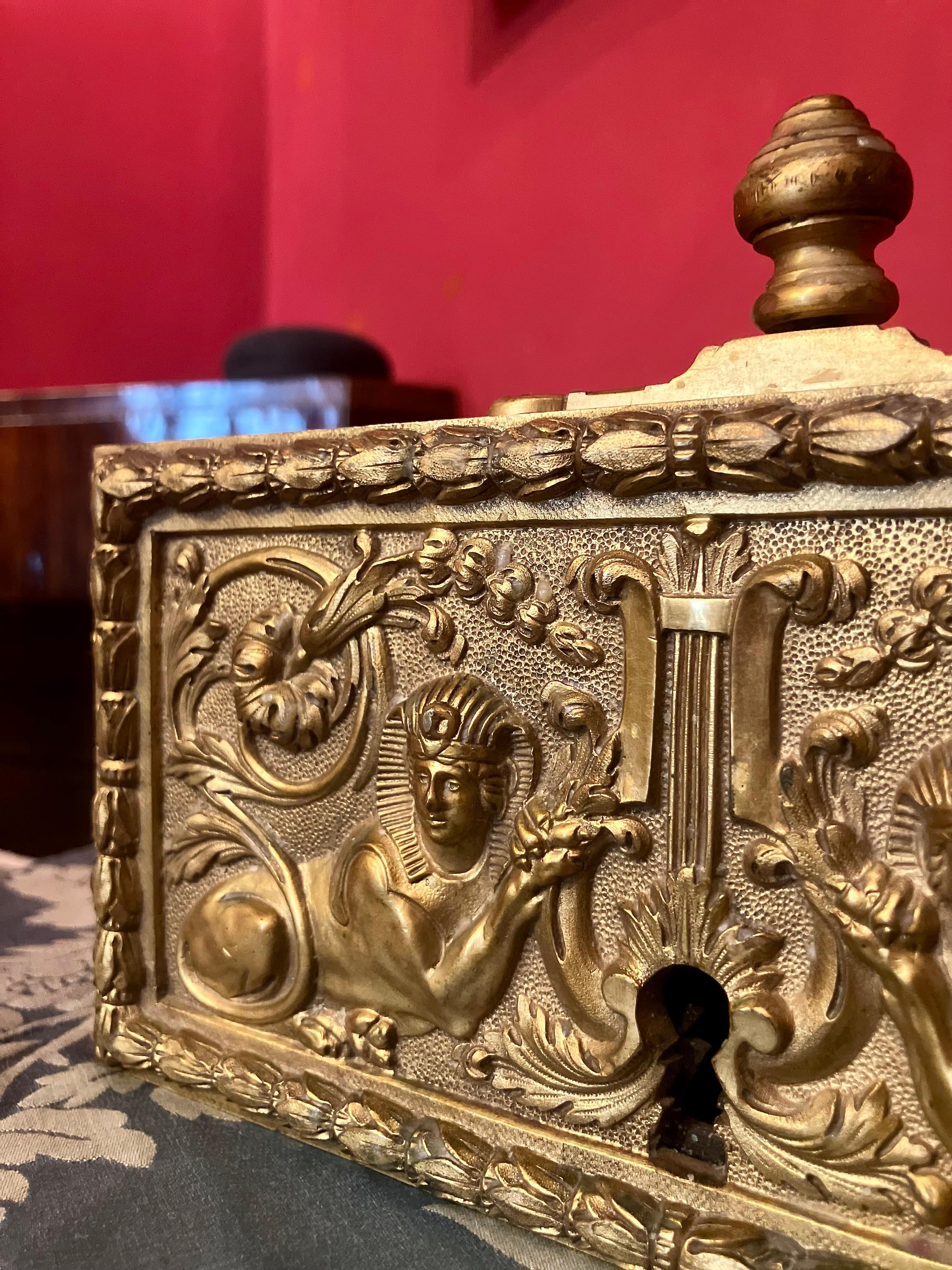 Français Antique serrure de porte du 18ème siècle en bronze doré et ciselé, France, Louis XVI en vente