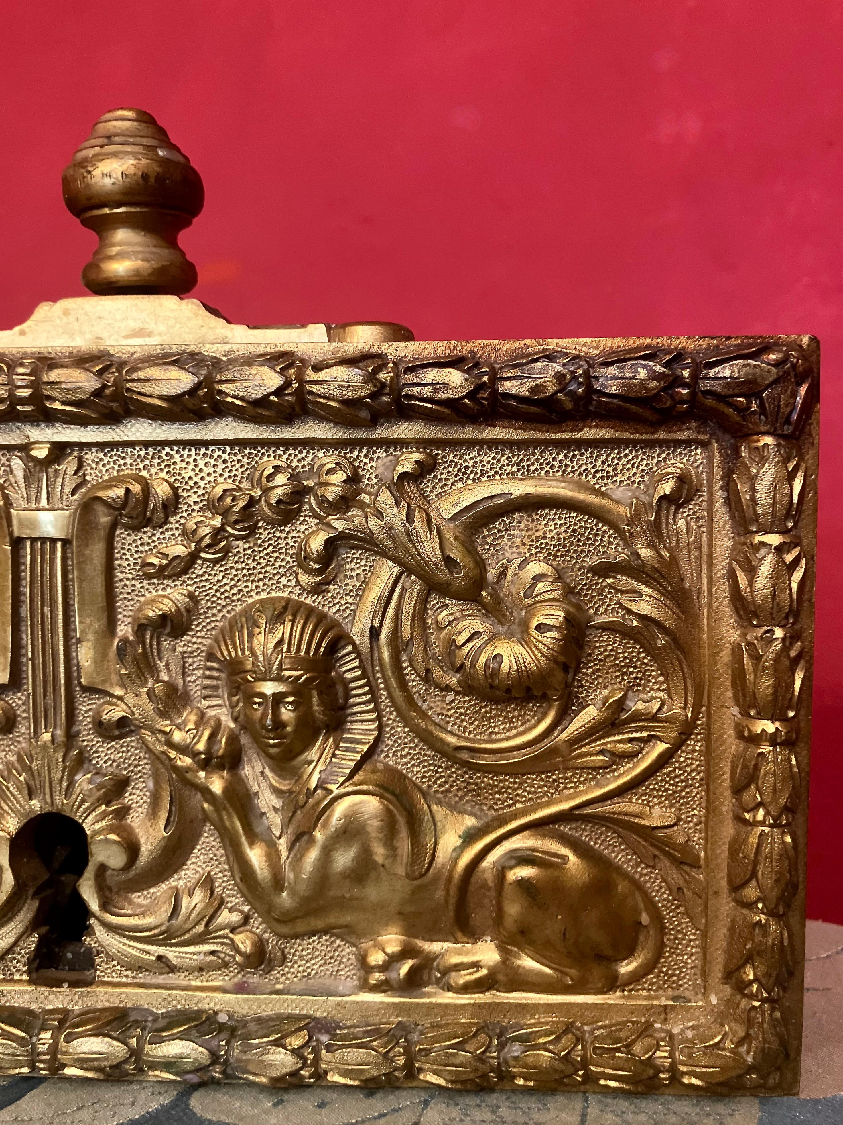 Antique serrure de porte du 18ème siècle en bronze doré et ciselé, France, Louis XVI Bon état - En vente à Firenze, IT
