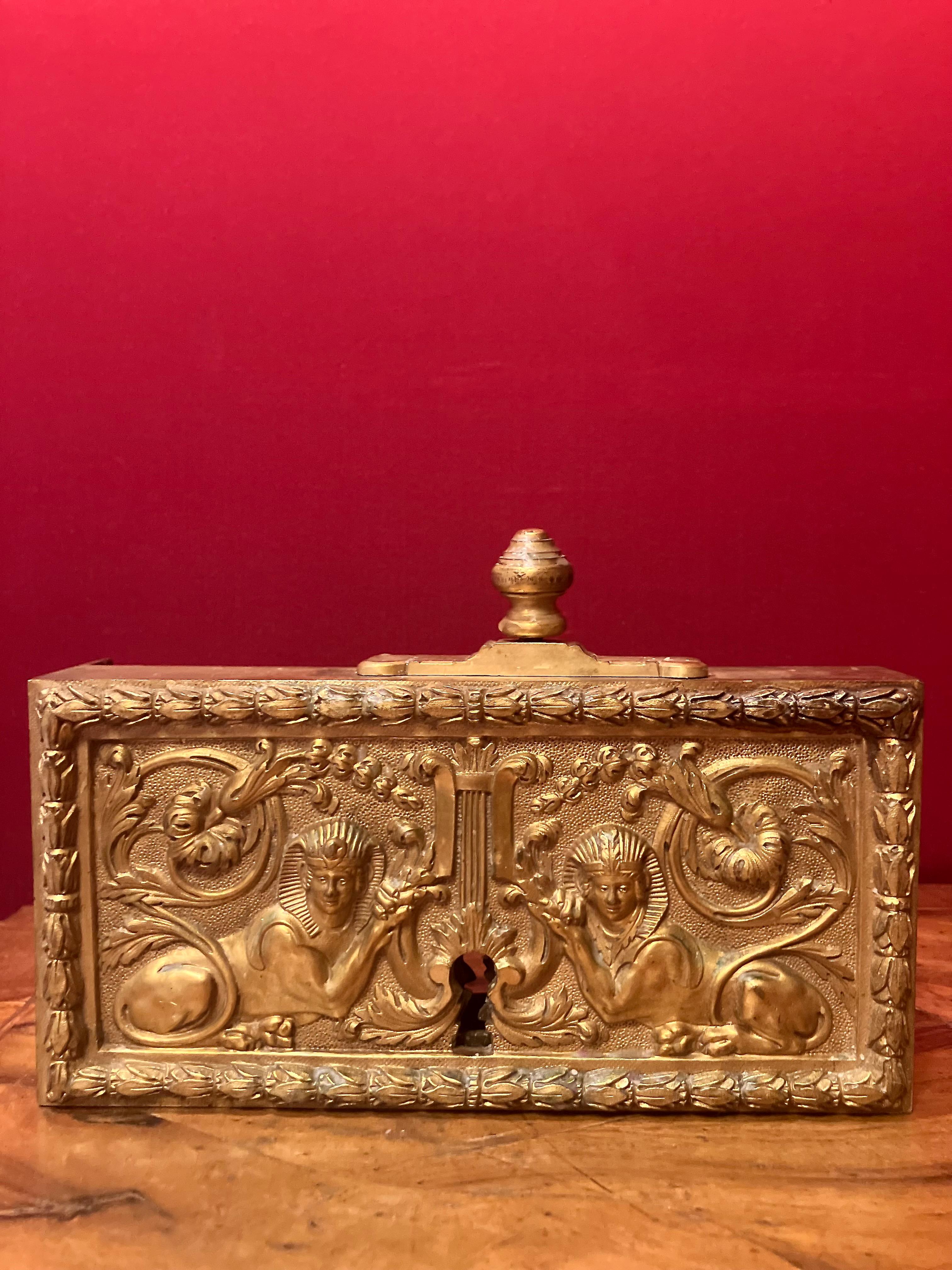 Bronze Antique serrure de porte du 18ème siècle en bronze doré et ciselé, France, Louis XVI en vente