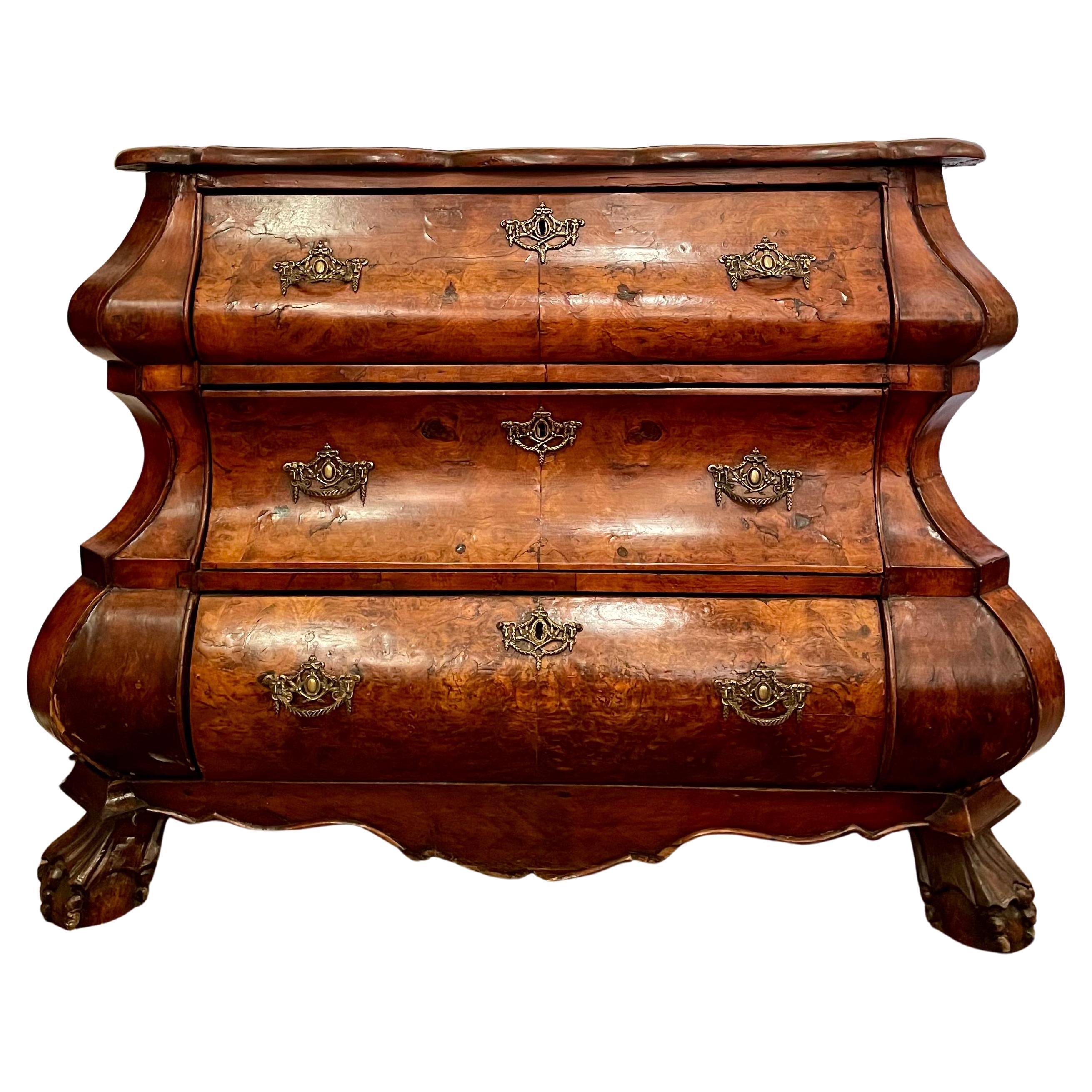 Antica commode olandese del XVIII secolo in legno di noce burlato, 1740-1780 circa.