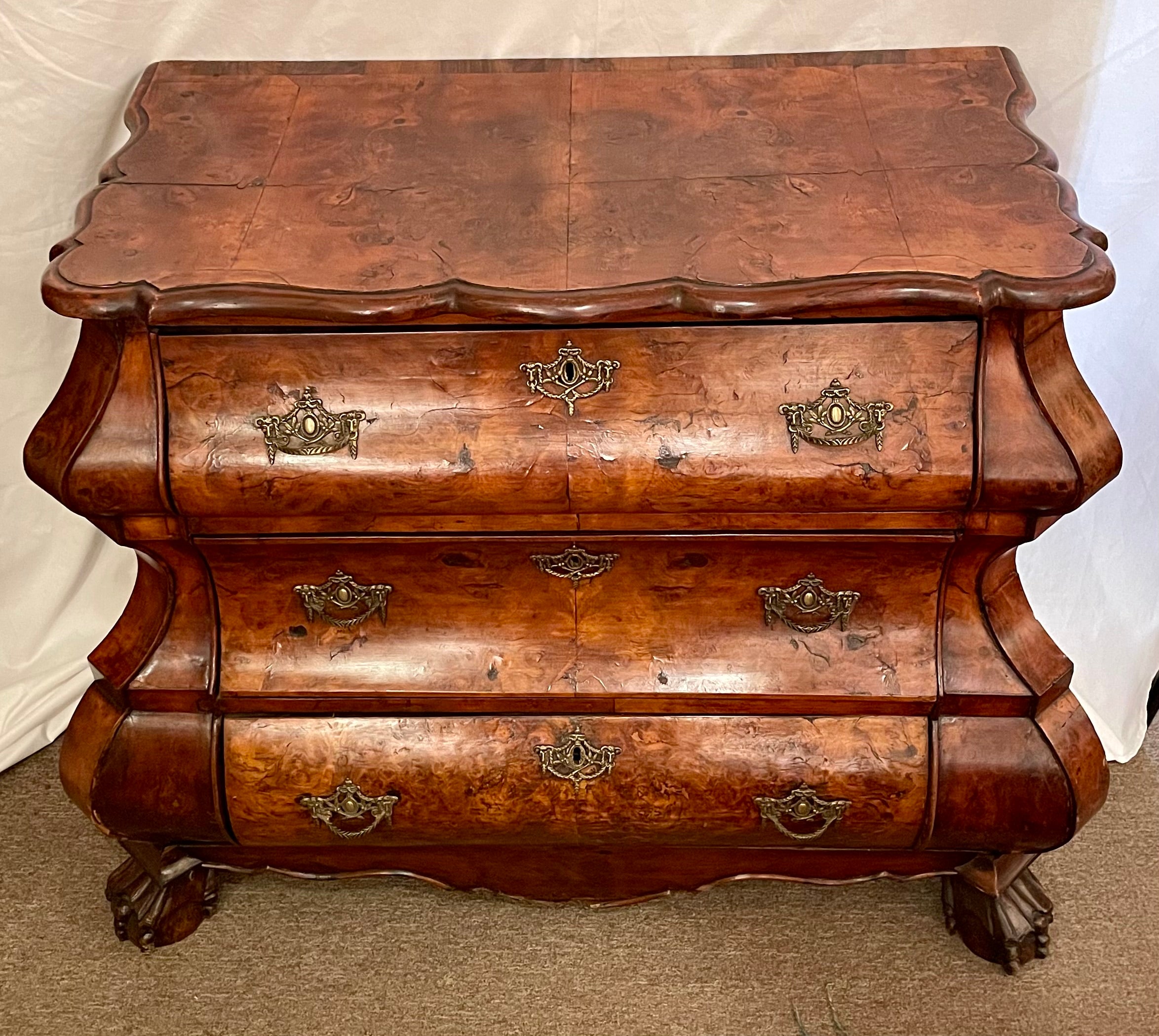 Olandese Antica commode olandese del XVIII secolo in legno di noce, CIRCA 1740-1780. in vendita