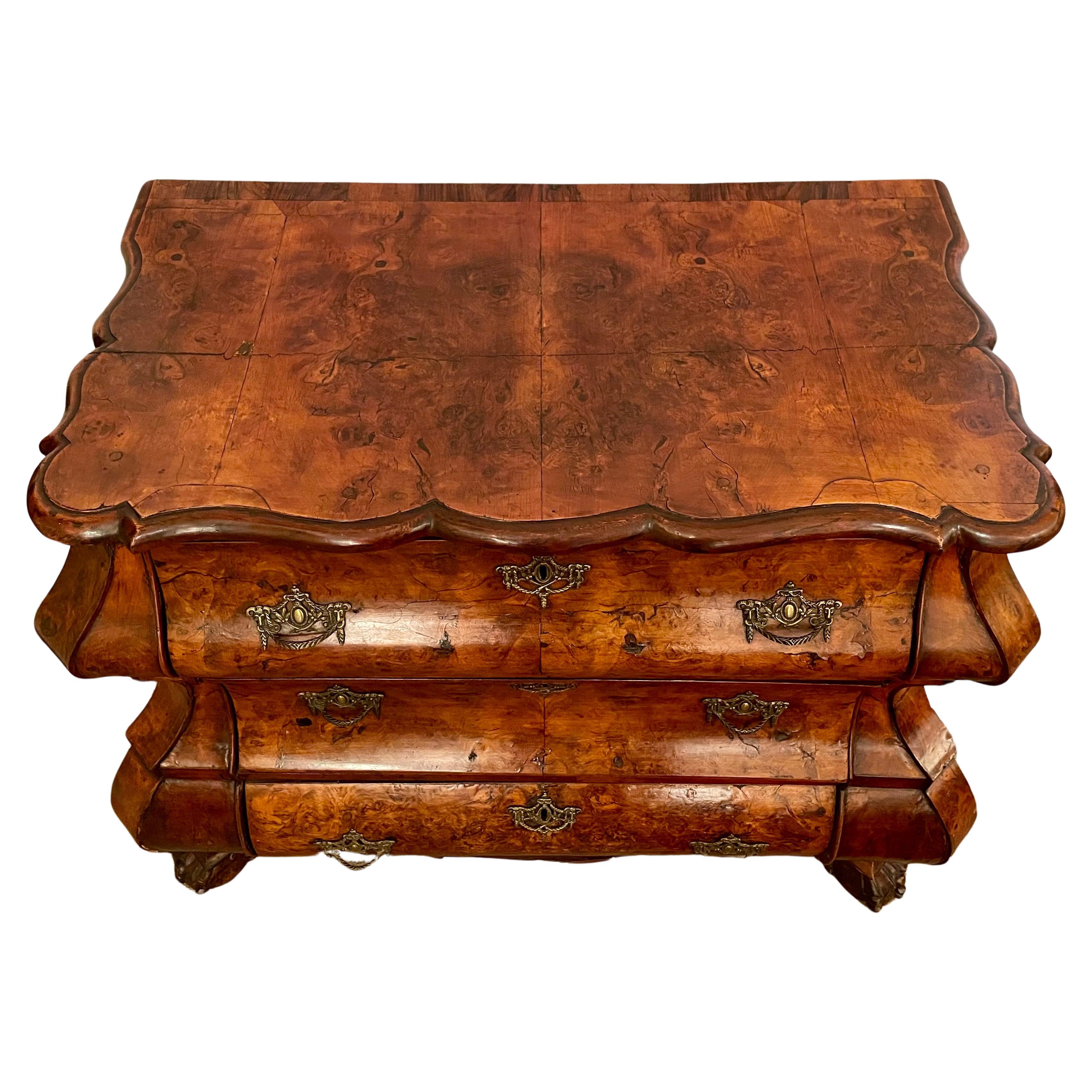 Antica commode olandese del XVIII secolo in legno di noce, CIRCA 1740-1780. In condizioni buone in vendita a New Orleans, LA