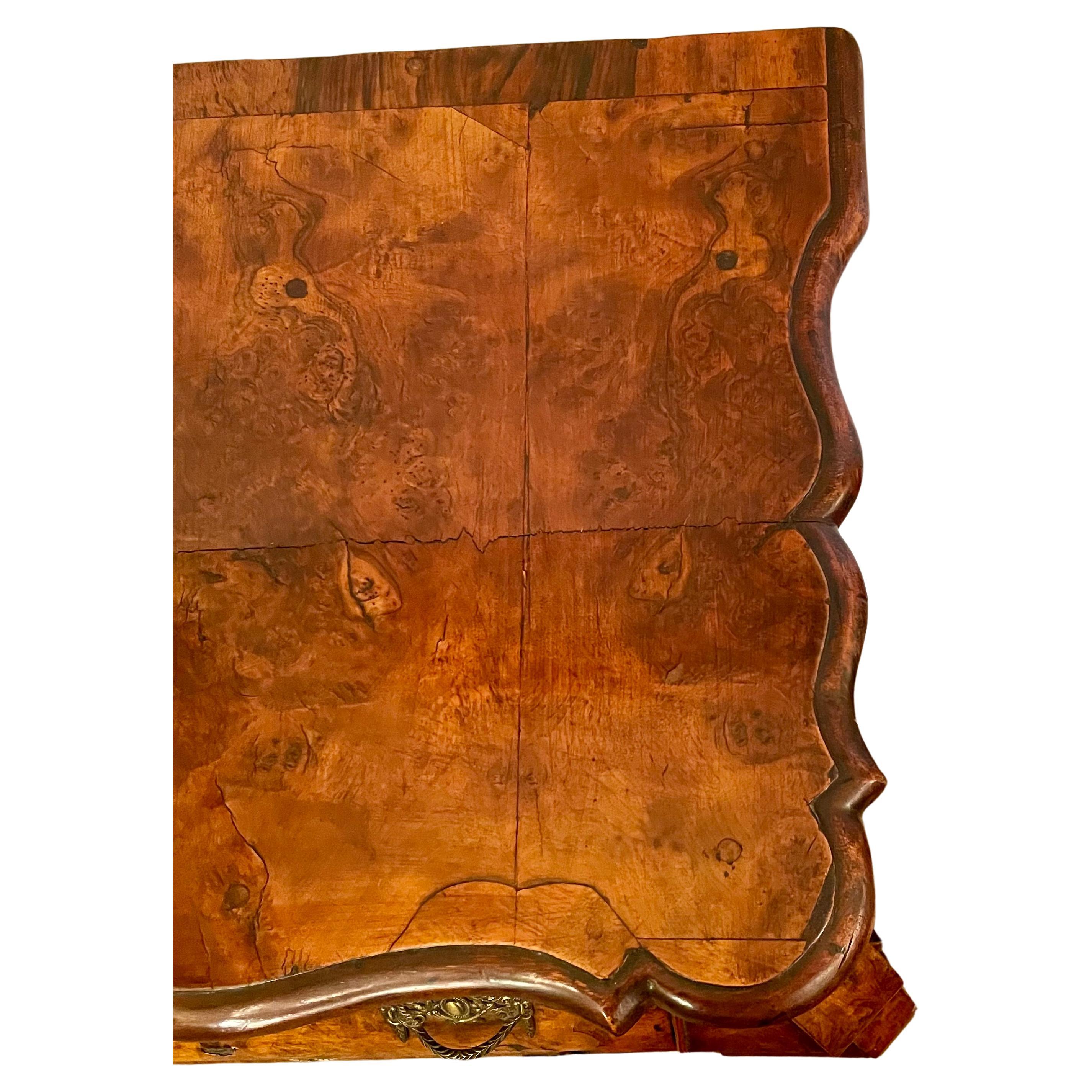 Noce Antica commode olandese del XVIII secolo in legno di noce, CIRCA 1740-1780. in vendita