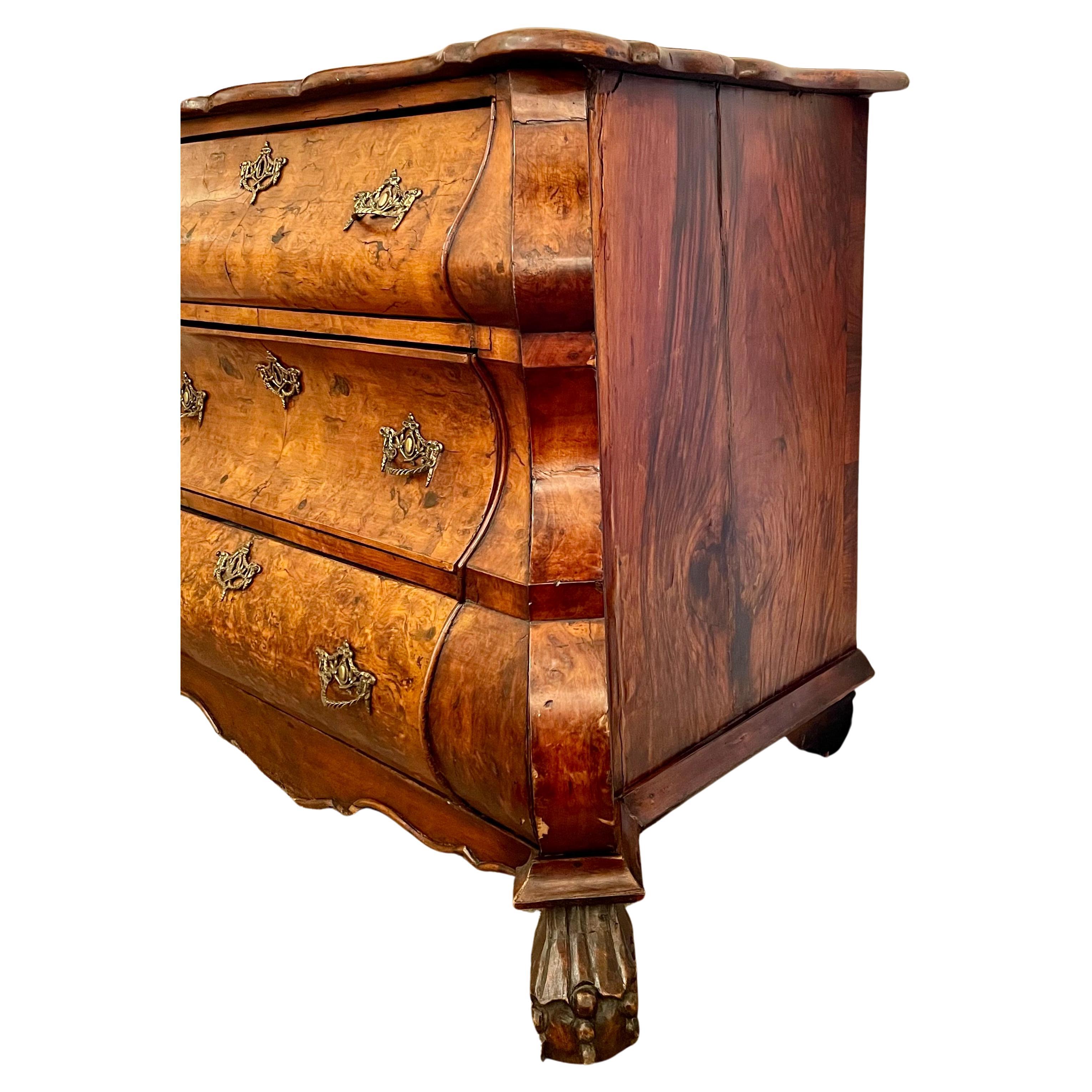 Antica commode olandese del XVIII secolo in legno di noce, CIRCA 1740-1780. in vendita 1