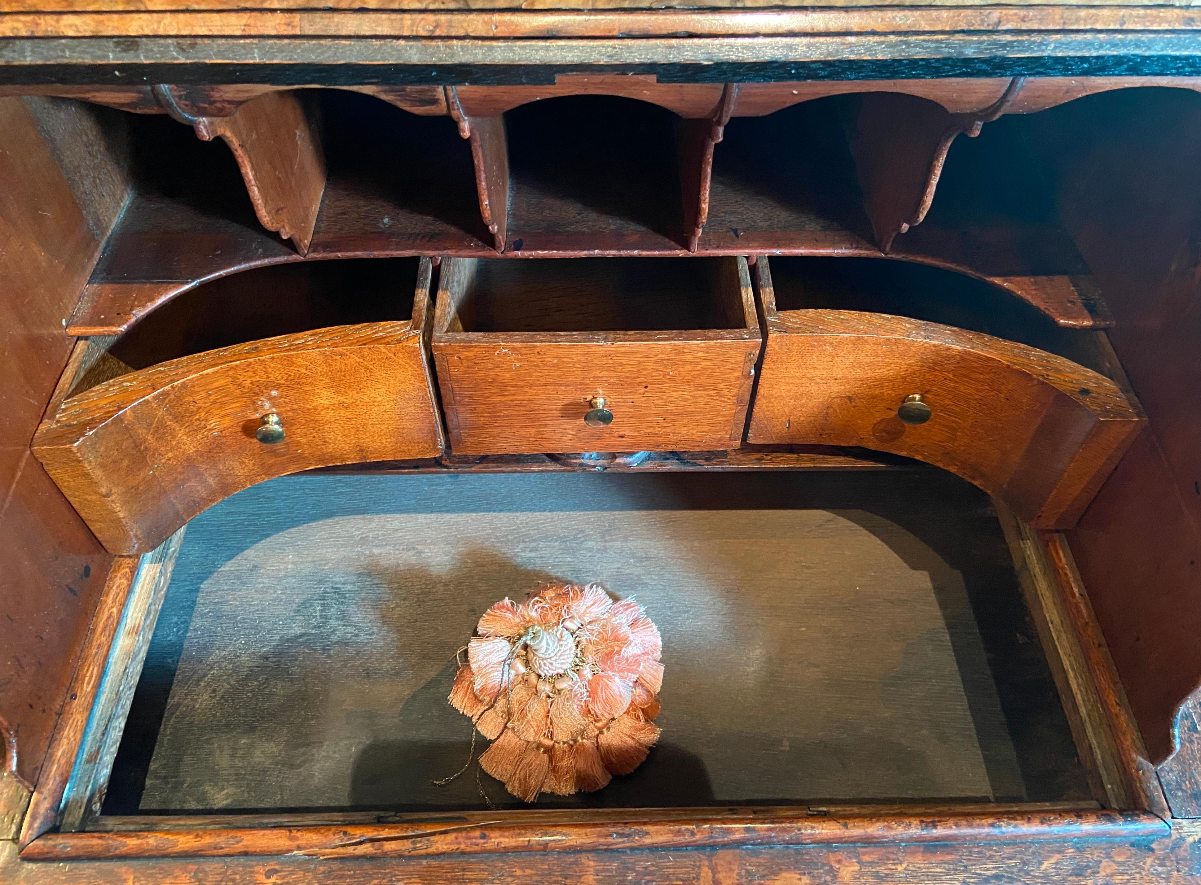 Bibliothèque secrétaire néerlandaise ancienne du 18ème siècle en ronce de noyer avec miroir antique en vente 6