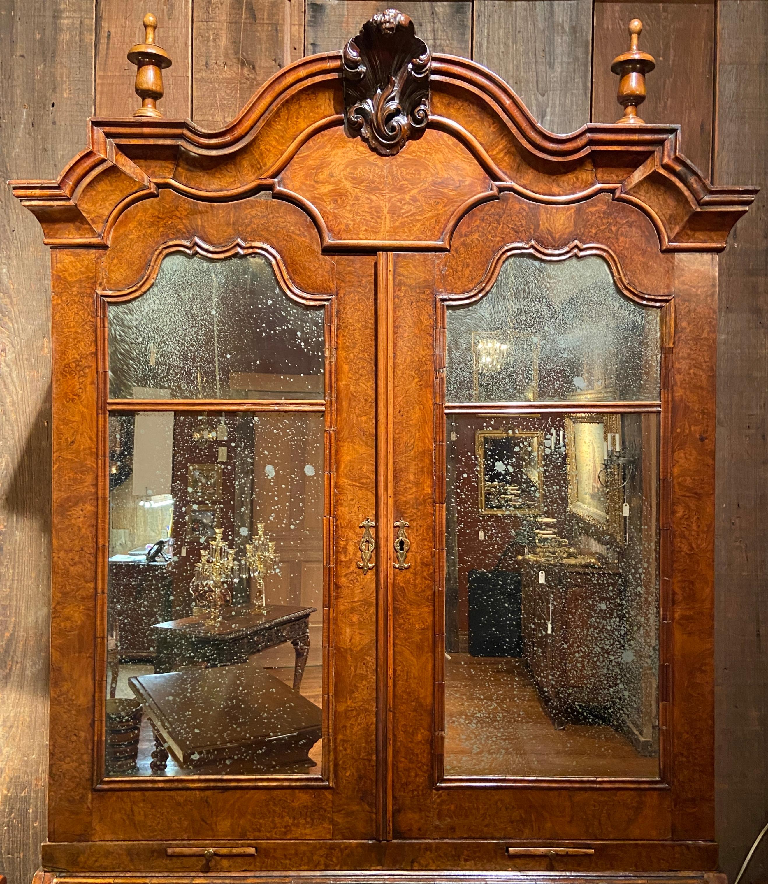 Ancienne bibliothèque secrétaire en noyer ronceux du 18ème siècle avec intérieur aménagé et miroir ancien.