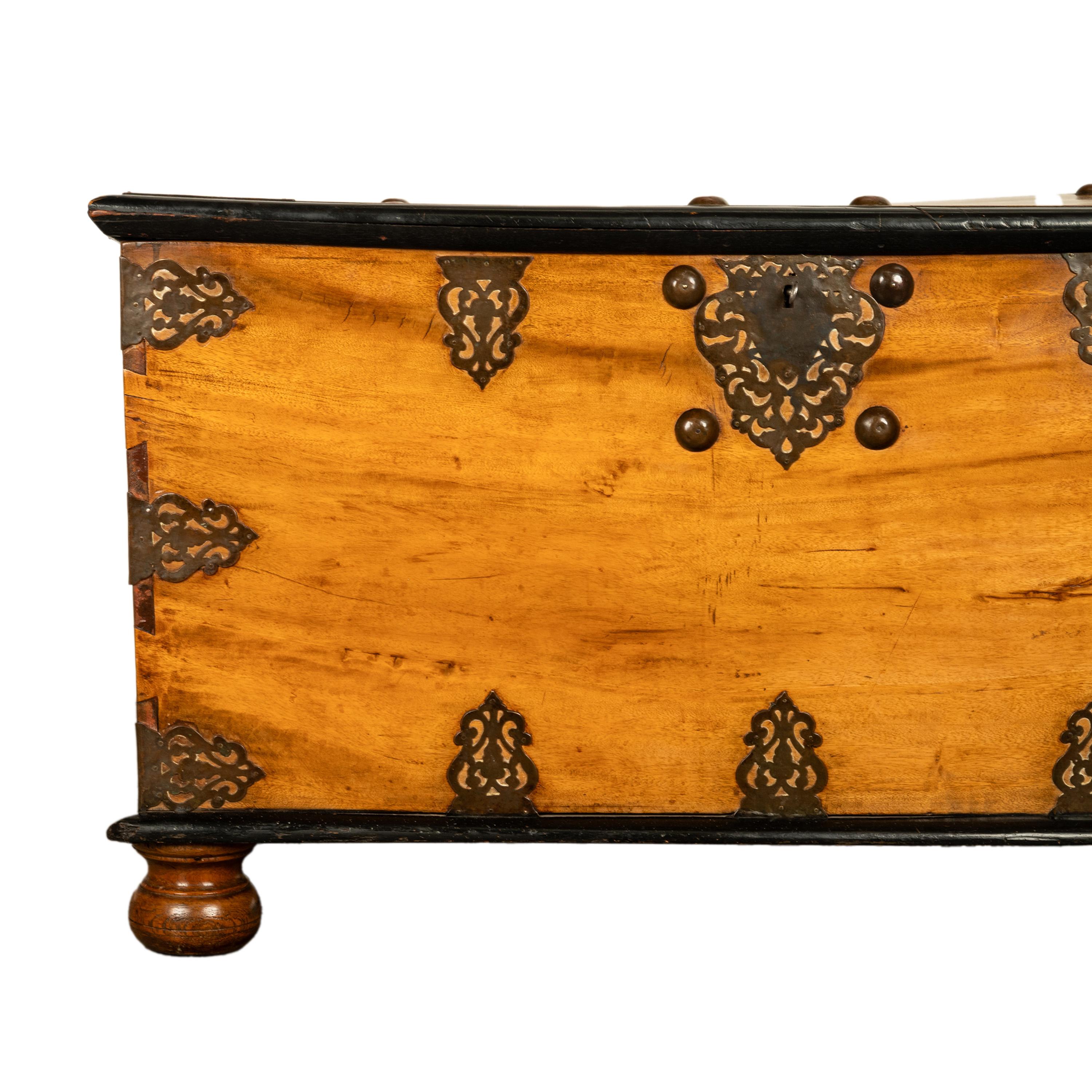 Coffre ancien en teck et laiton VOC du 18e siècle de la Dutch Colonial East India Co 1740 en vente 2