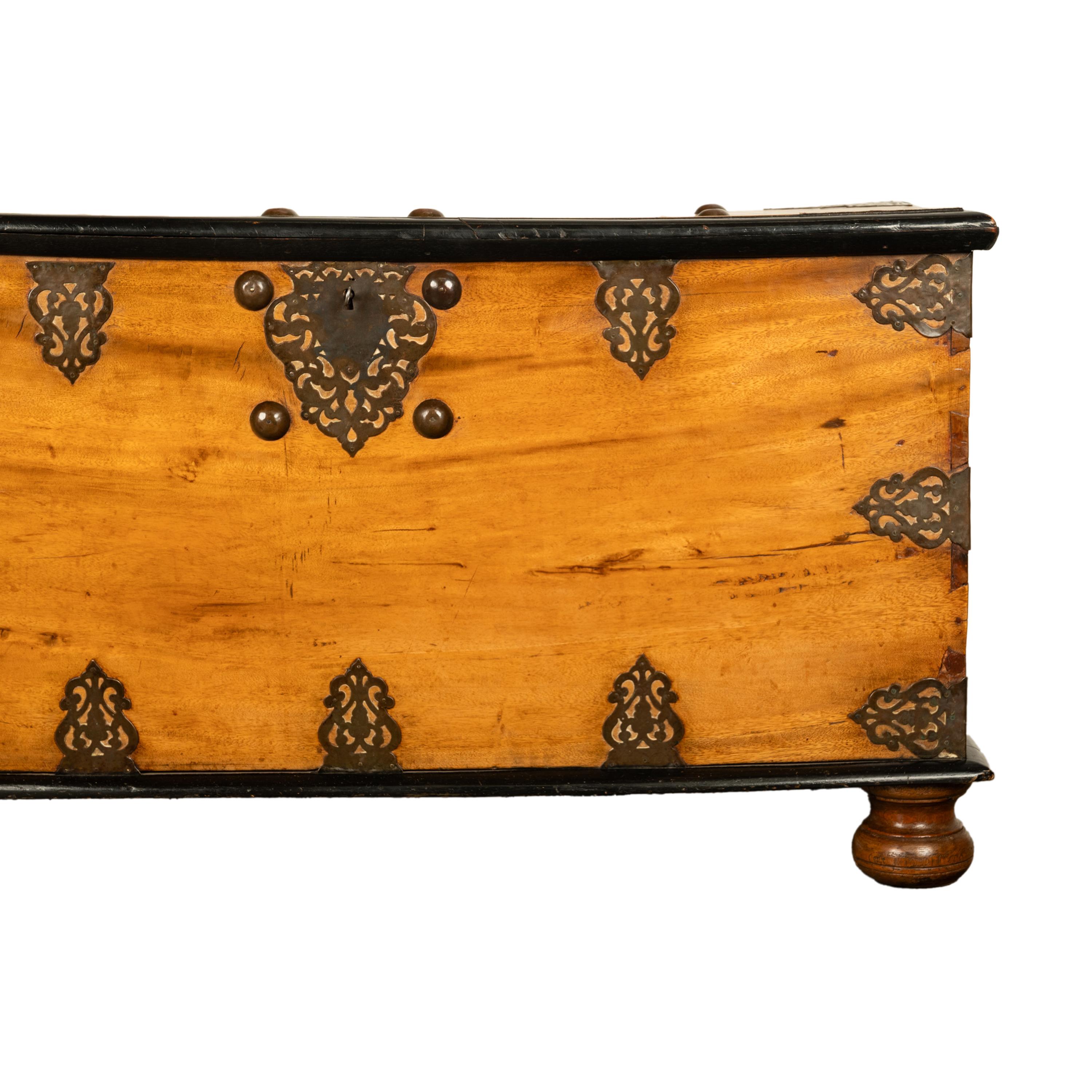 Coffre ancien en teck et laiton VOC du 18e siècle de la Dutch Colonial East India Co 1740 en vente 3