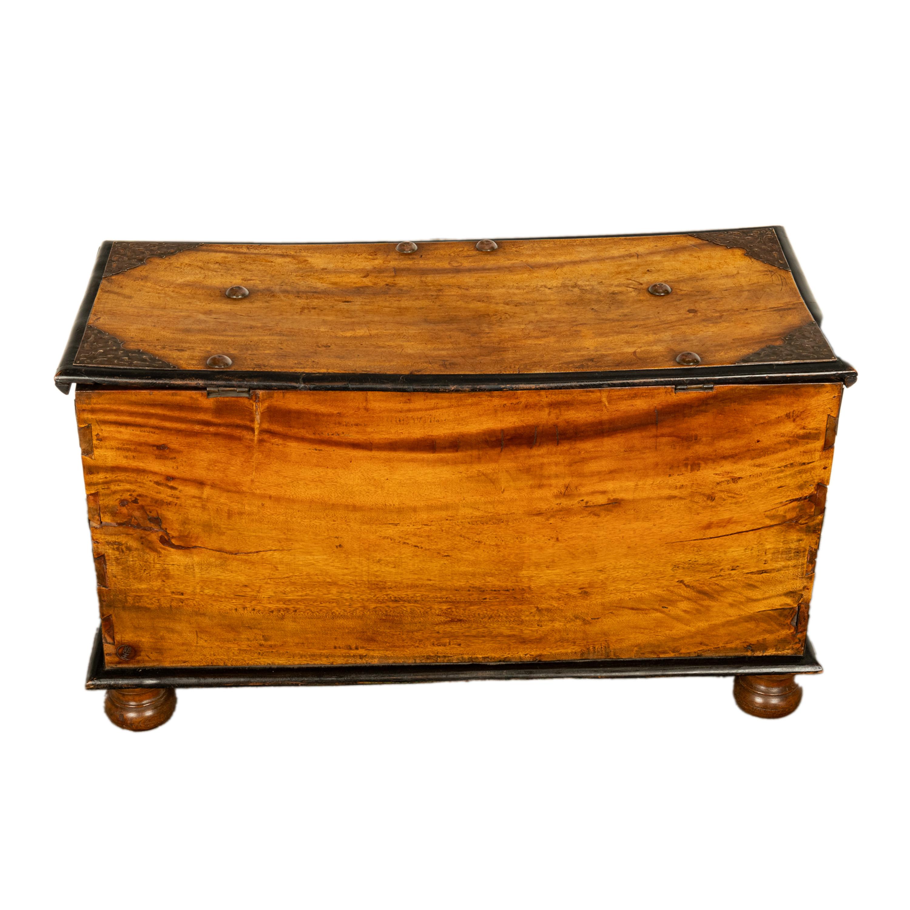 Coffre ancien en teck et laiton VOC du 18e siècle de la Dutch Colonial East India Co 1740 en vente 4