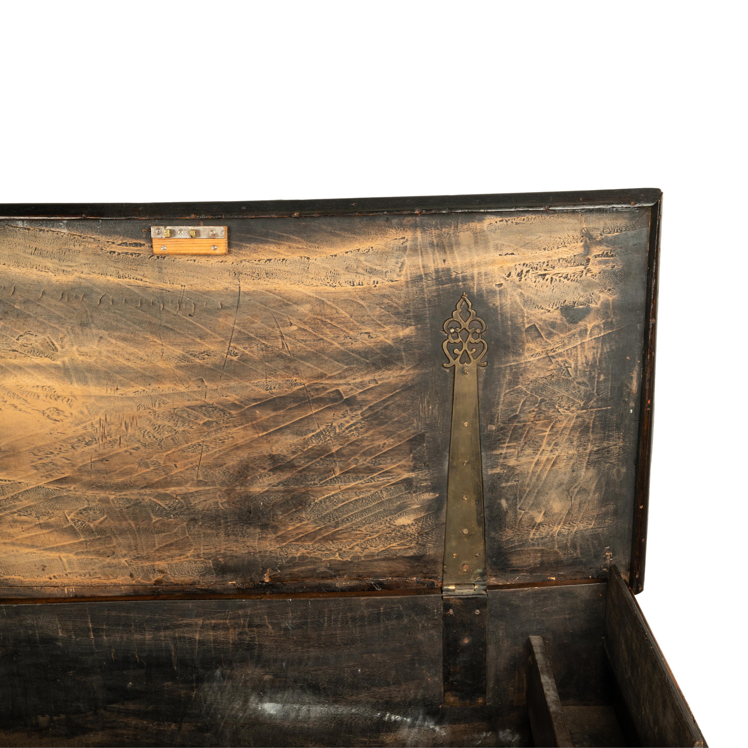 Coffre ancien en teck et laiton VOC du 18e siècle de la Dutch Colonial East India Co 1740 en vente 6