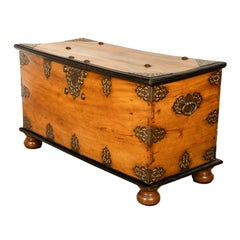 Antigua Arqueta VOC de Teca y Latón de la Compañía Colonial Holandesa de las Indias Orientales del Siglo XVIII 1740