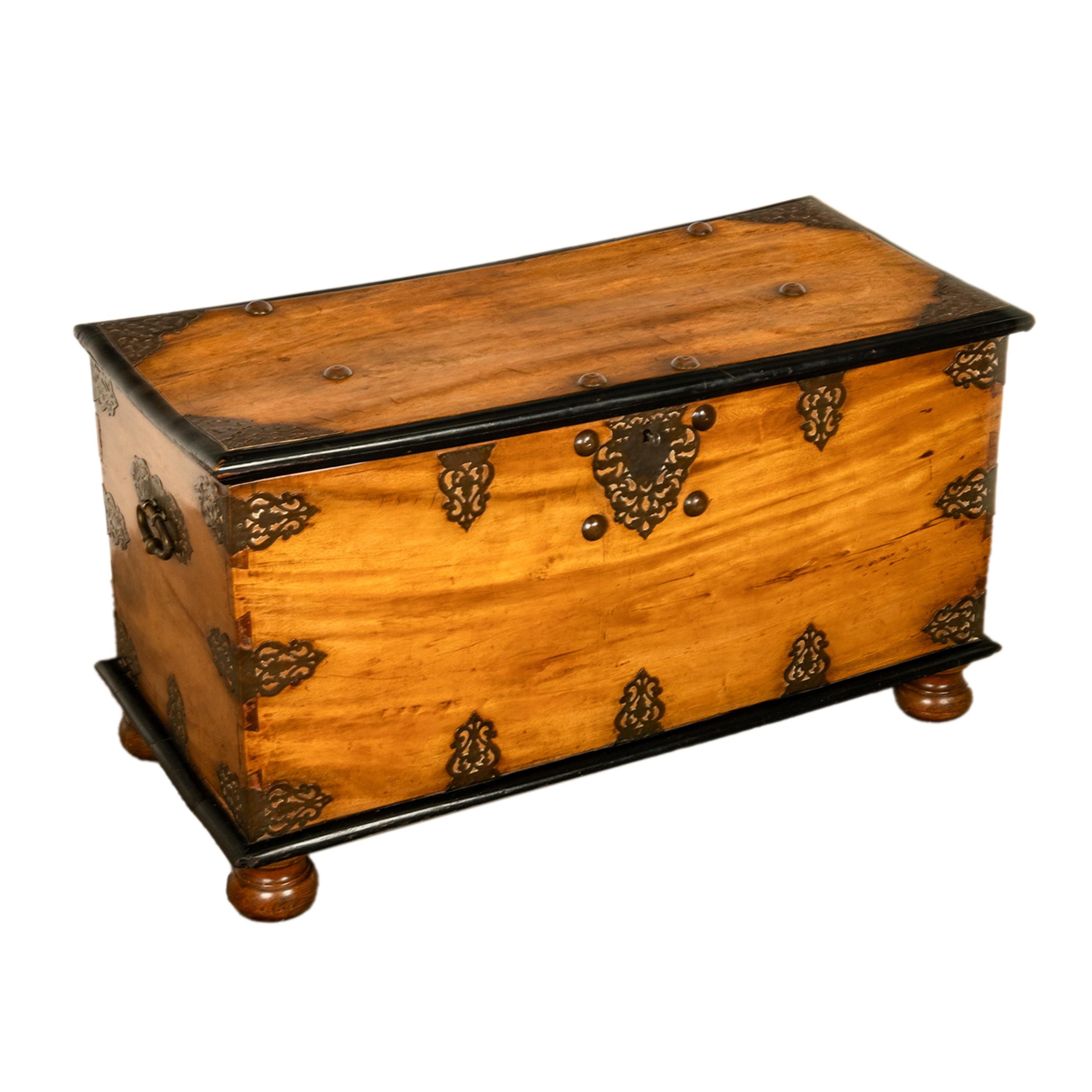 Colonial hollandais Coffre ancien en teck et laiton VOC du 18e siècle de la Dutch Colonial East India Co 1740 en vente
