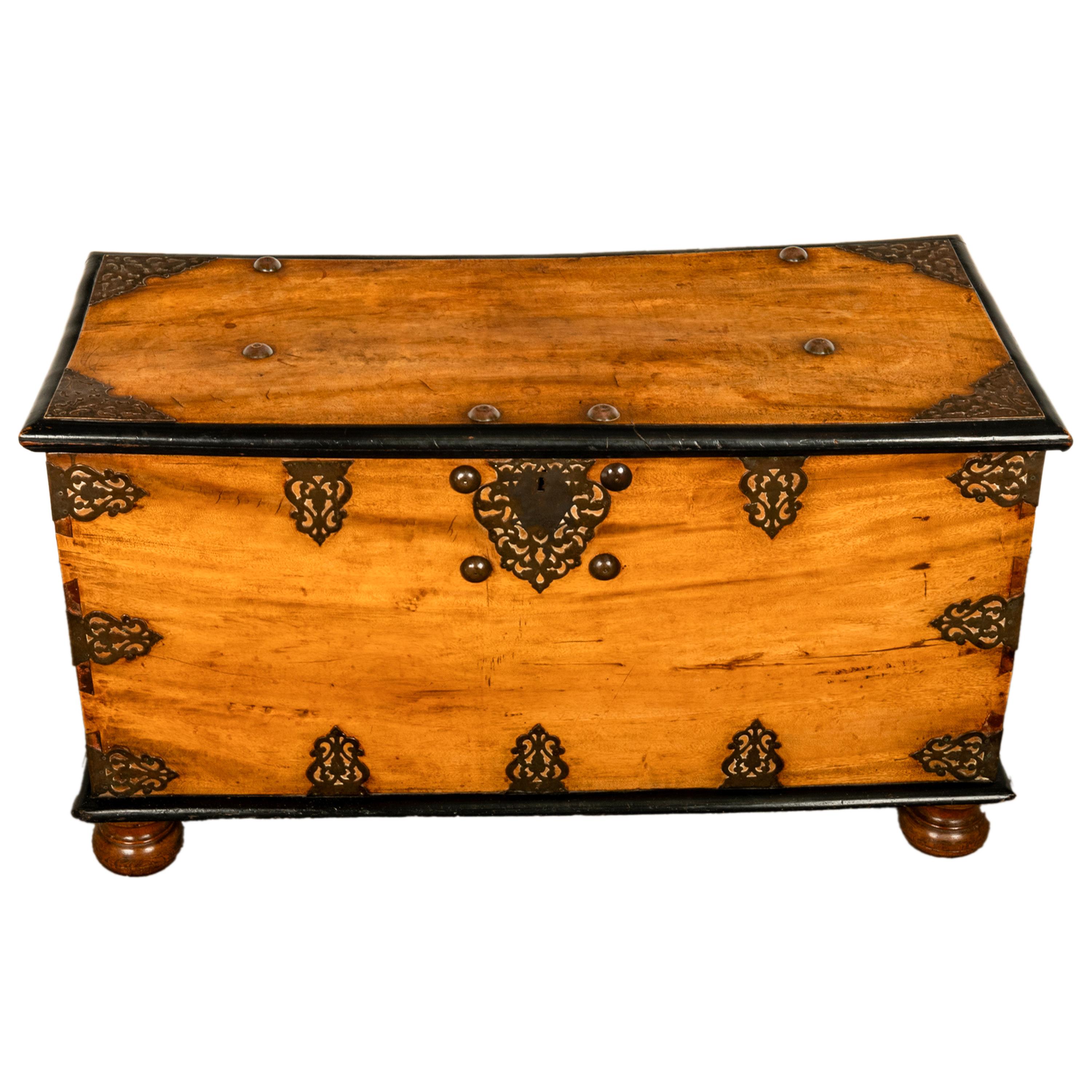 Indonésien Coffre ancien en teck et laiton VOC du 18e siècle de la Dutch Colonial East India Co 1740 en vente