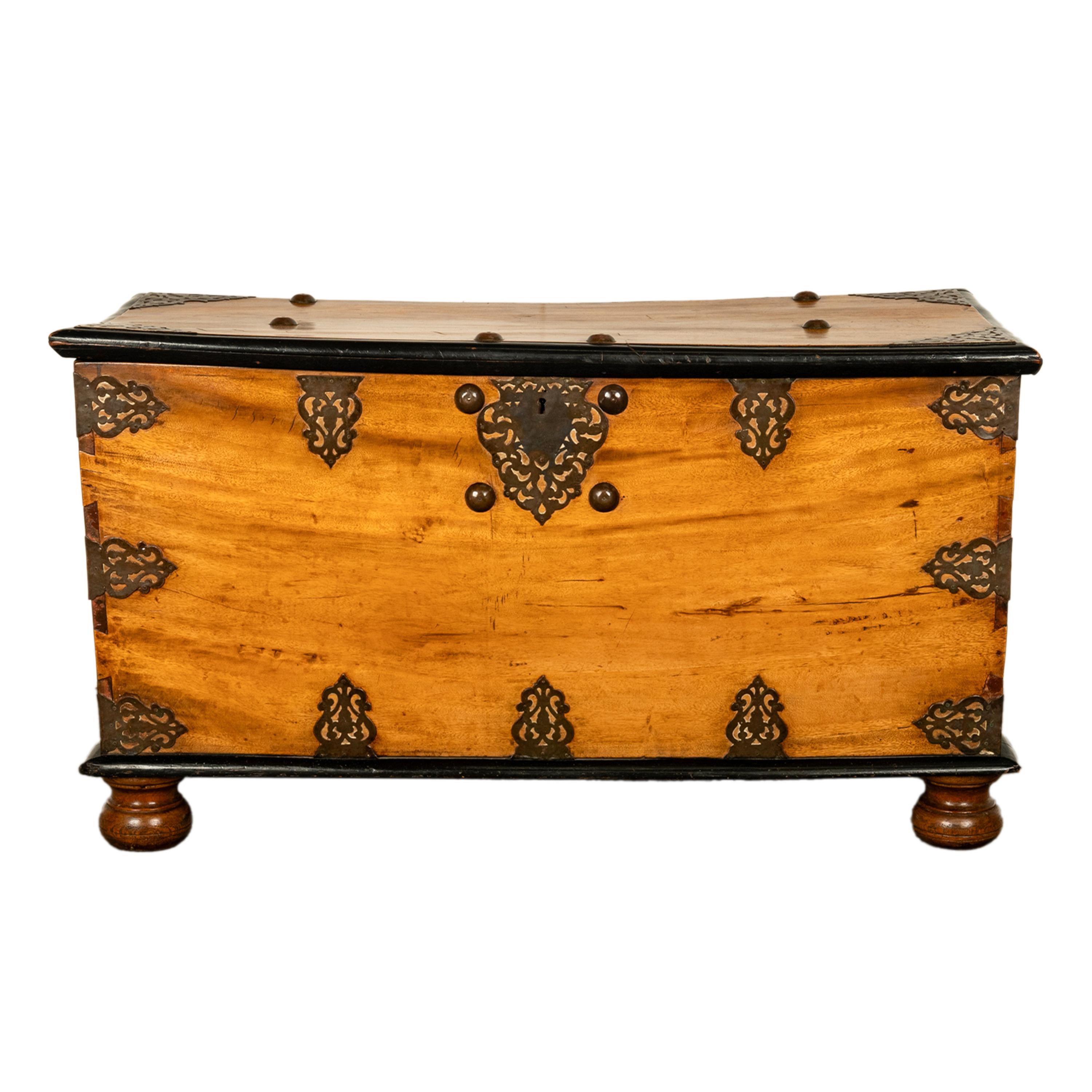 Ébénisé Coffre ancien en teck et laiton VOC du 18e siècle de la Dutch Colonial East India Co 1740 en vente