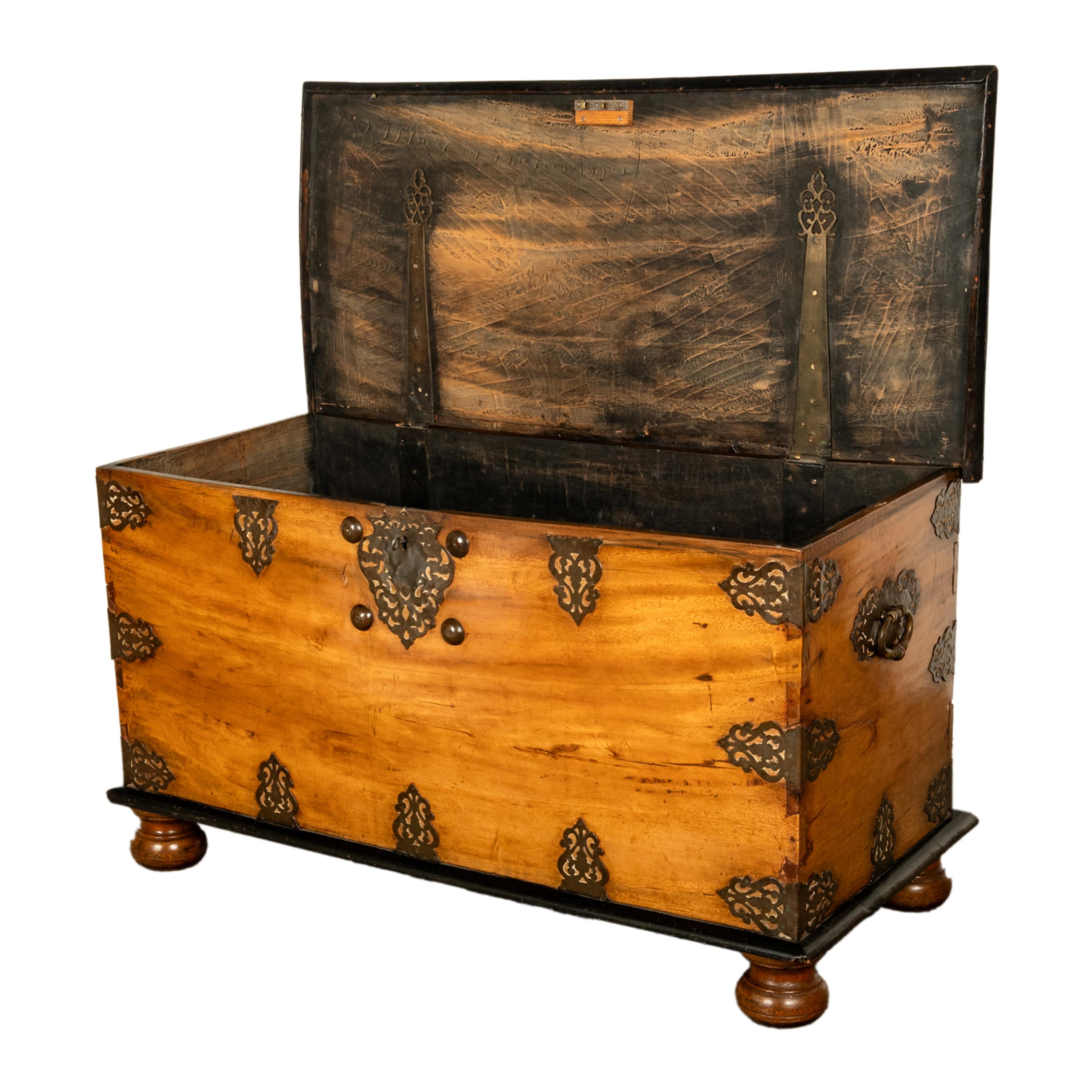 Coffre ancien en teck et laiton VOC du 18e siècle de la Dutch Colonial East India Co 1740 Bon état - En vente à Portland, OR