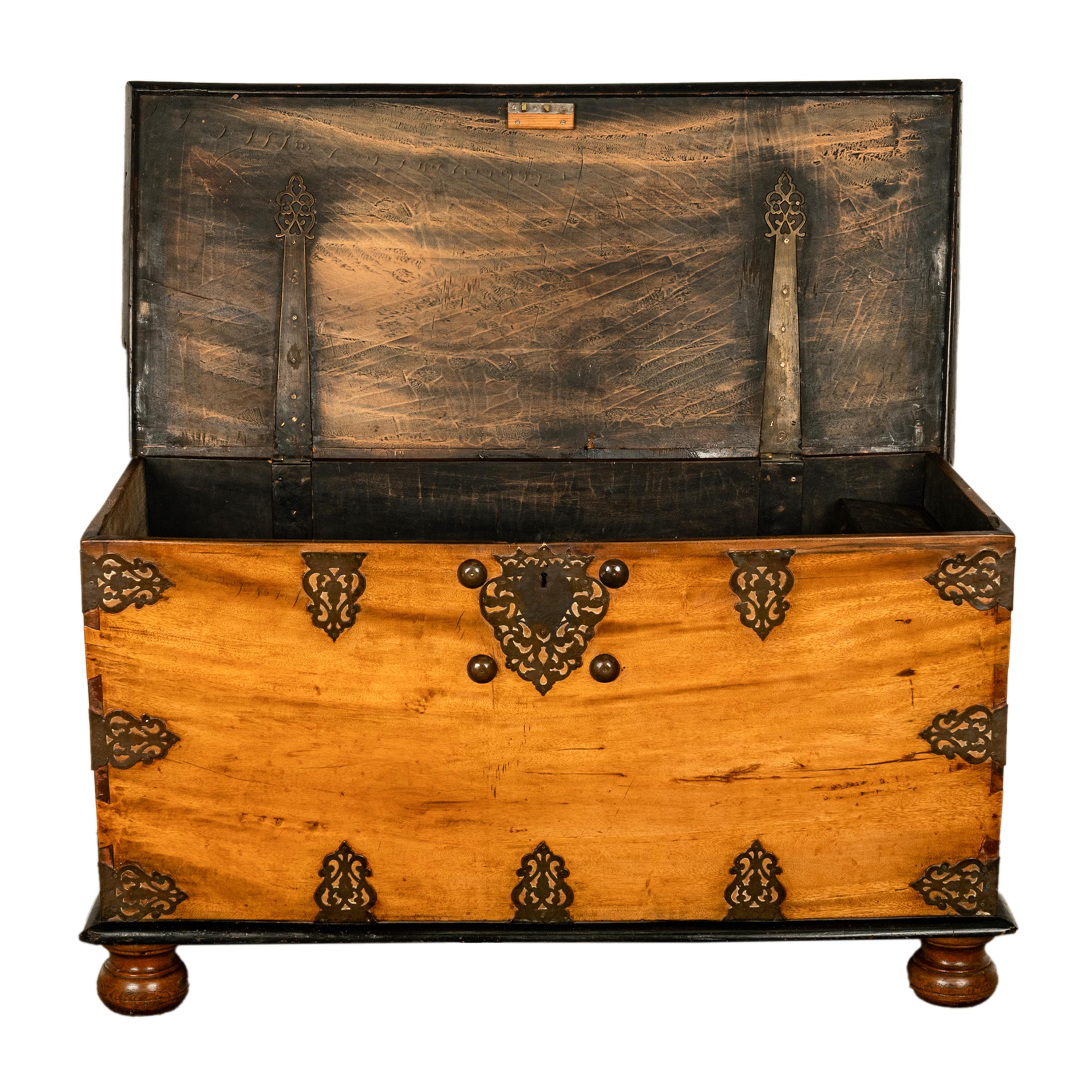 Milieu du XVIIIe siècle Coffre ancien en teck et laiton VOC du 18e siècle de la Dutch Colonial East India Co 1740 en vente