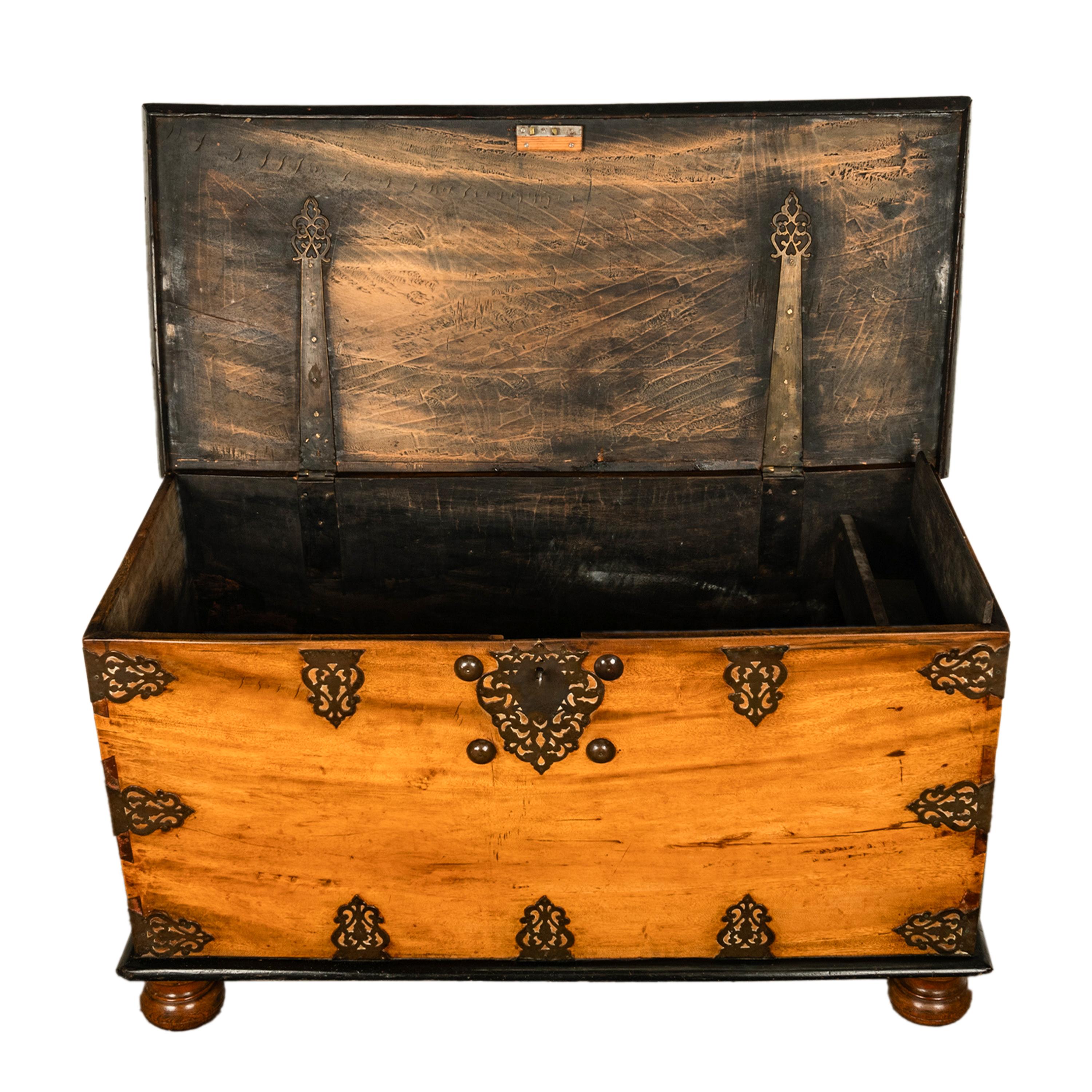 Laiton Coffre ancien en teck et laiton VOC du 18e siècle de la Dutch Colonial East India Co 1740 en vente