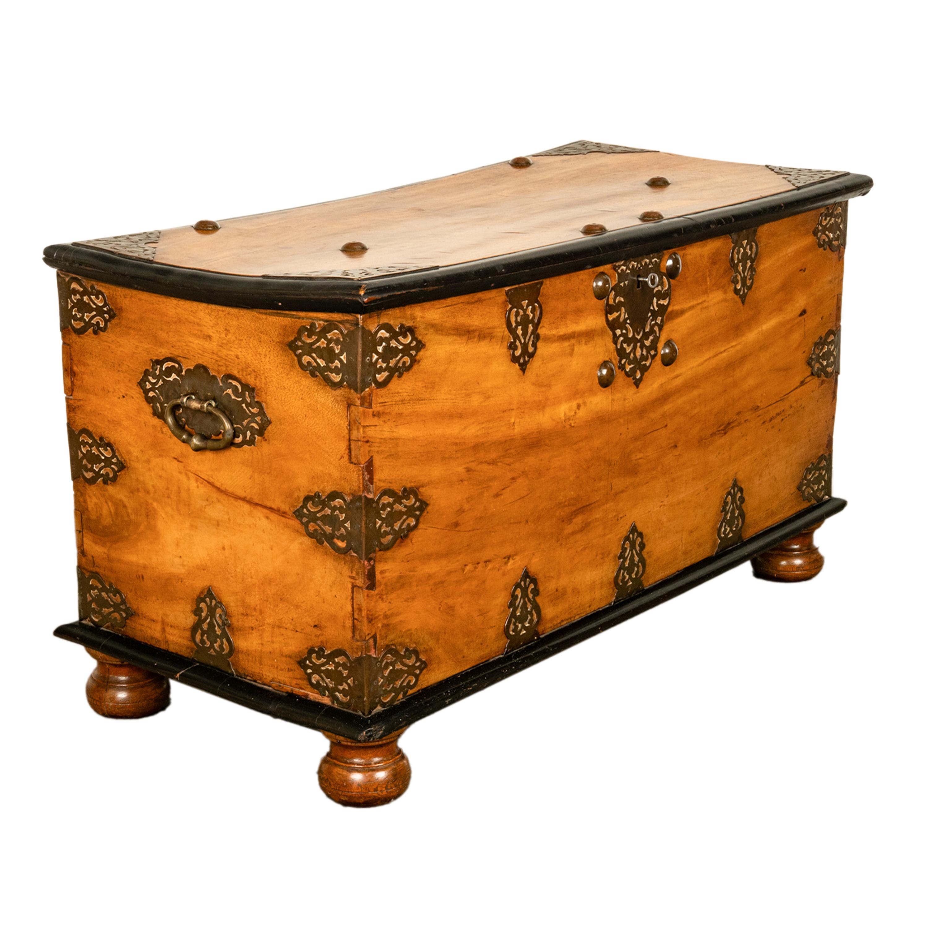 Coffre ancien en teck et laiton VOC du 18e siècle de la Dutch Colonial East India Co 1740 en vente 1