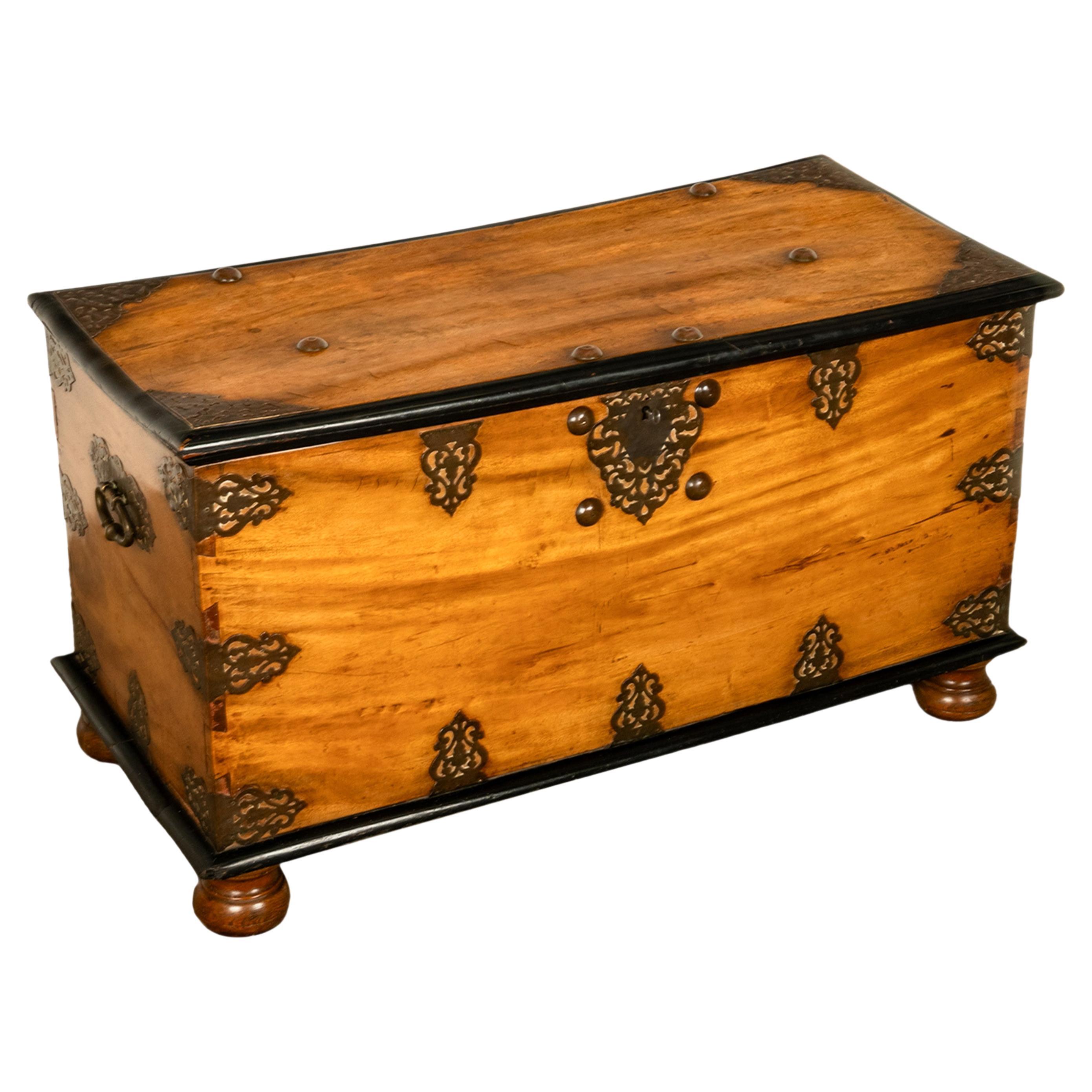 Coffre ancien en teck et laiton VOC du 18e siècle de la Dutch Colonial East India Co 1740 en vente