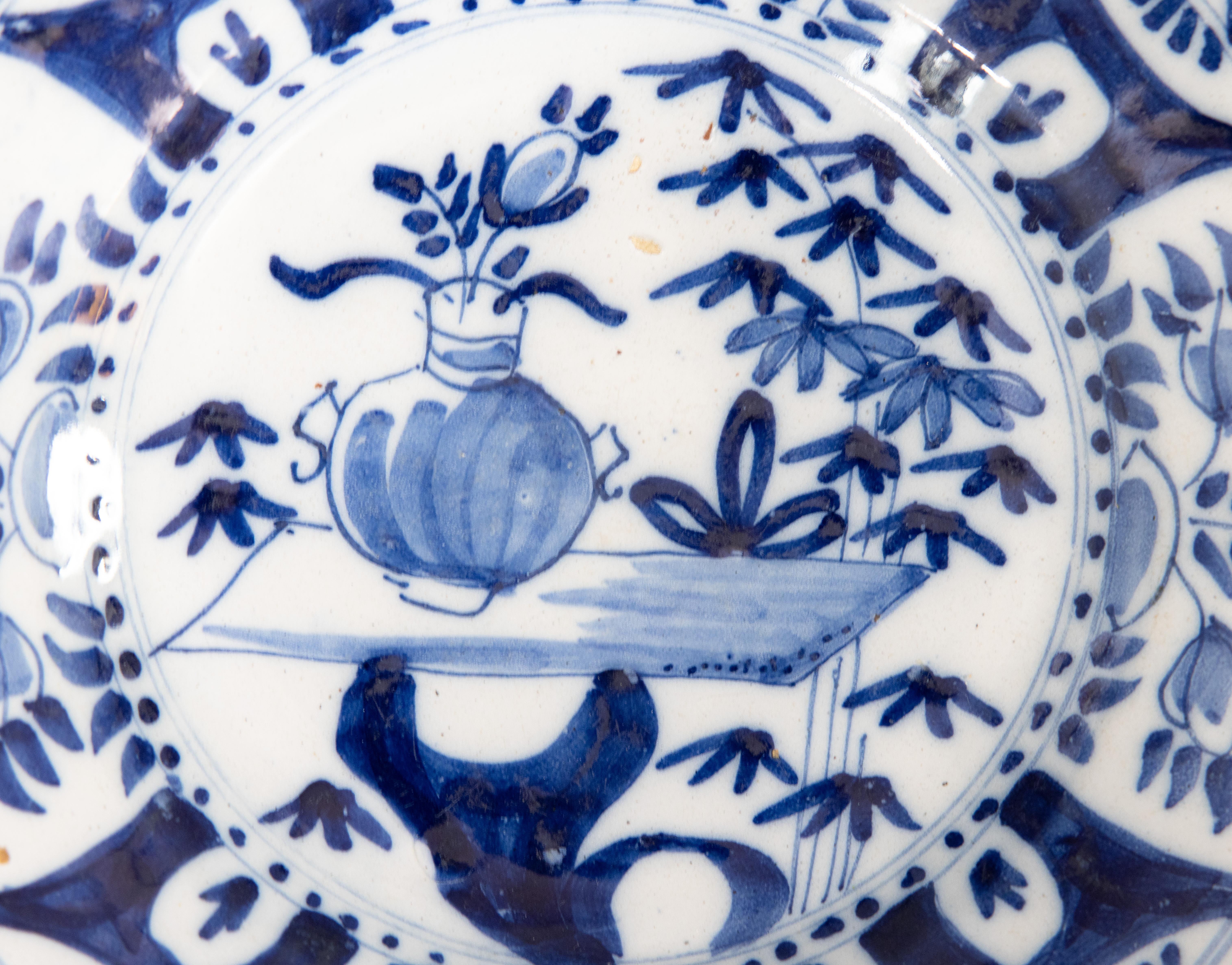 A lovely antique 18th-Century Dutch Delft Chinoiserie hand painted floral plate in vibrant cobalt blue and white. It would look fabulous displayed on a wall or shelf in any room.

DIMENSIONS
9