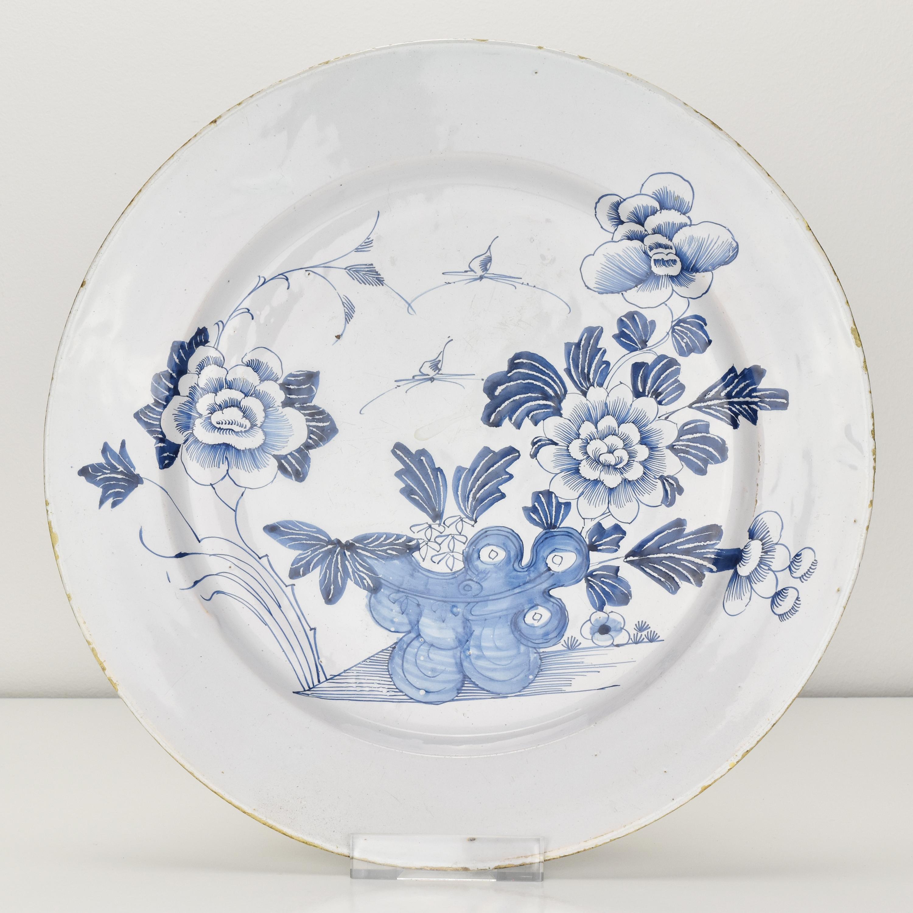 Antique 18th Century Dutch Delft Chinoserie Plate w. Peony & Chrysanthemum In Good Condition For Sale In Bad Säckingen, DE