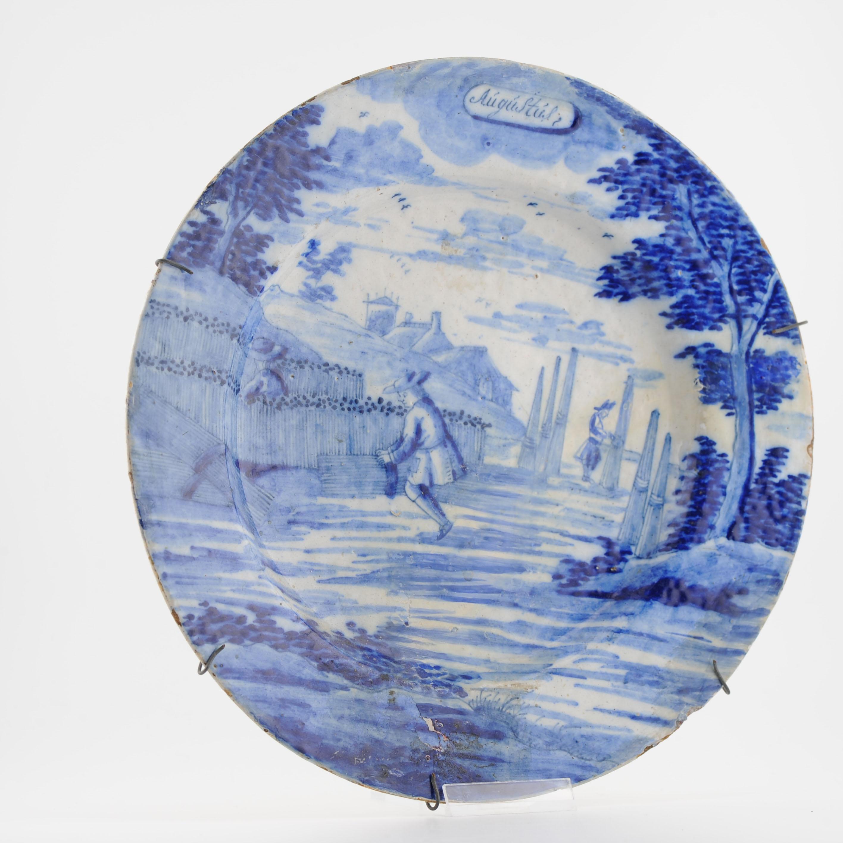 Ancienne assiette en faïence de Delft du 18ème siècle basée sur le mois d'août Porc Bon état - En vente à Amsterdam, Noord Holland