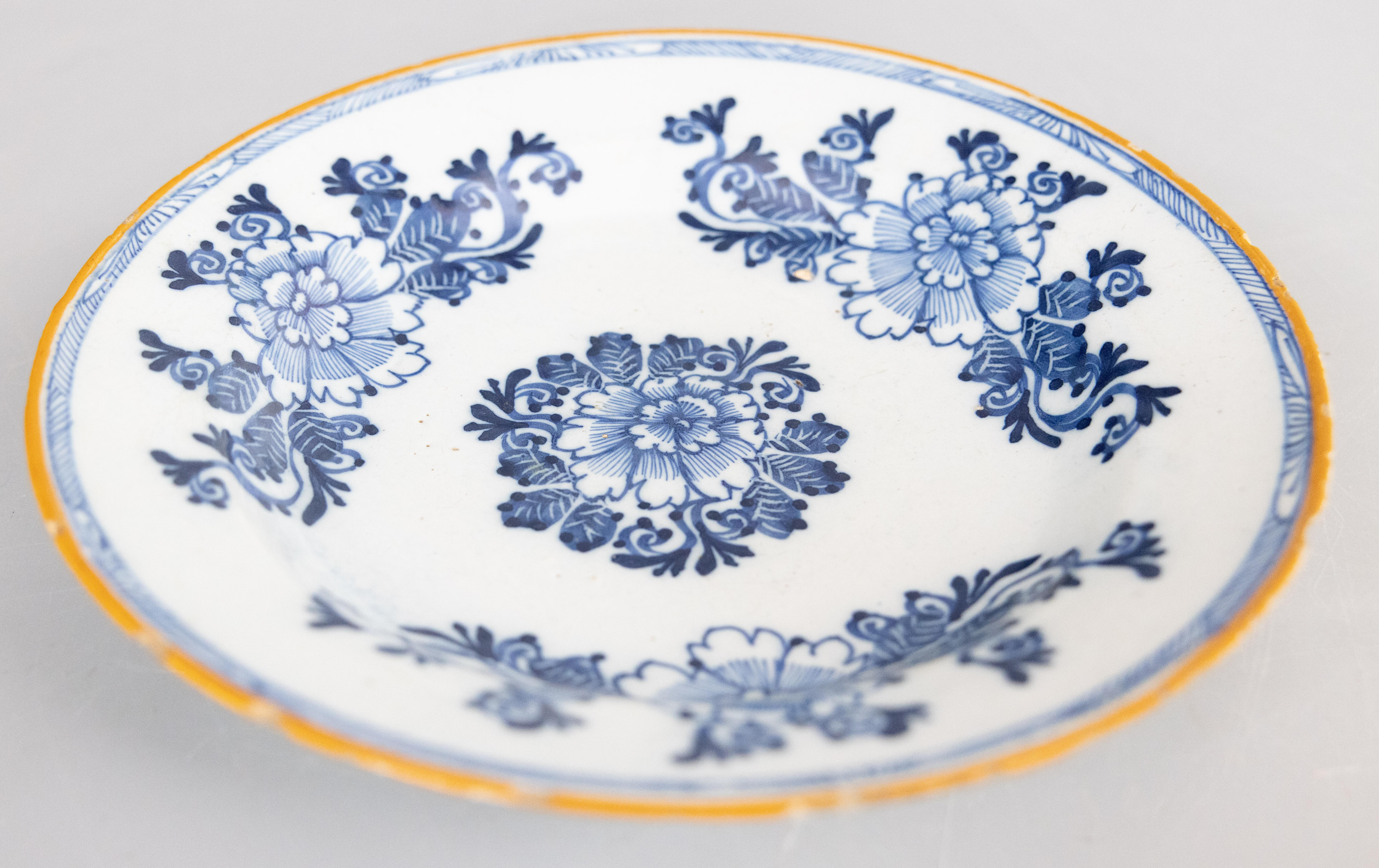 Antiguo Plato o Cargador Floral Holandés de loza de Delft del Siglo XVIII Glaseado en venta