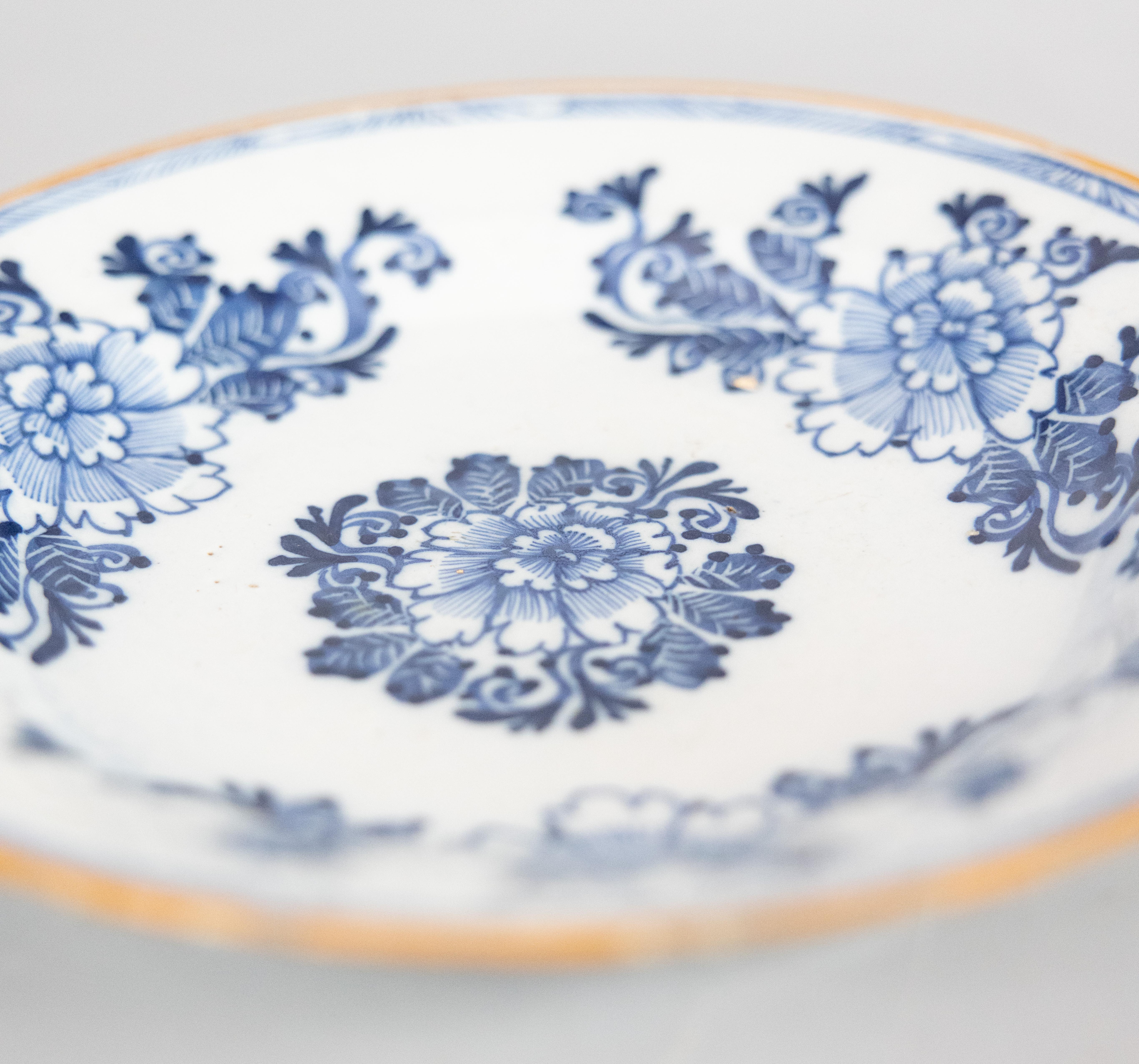 Antiguo Plato o Cargador Floral Holandés de loza de Delft del Siglo XVIII en Bueno estado para la venta en Pearland, TX
